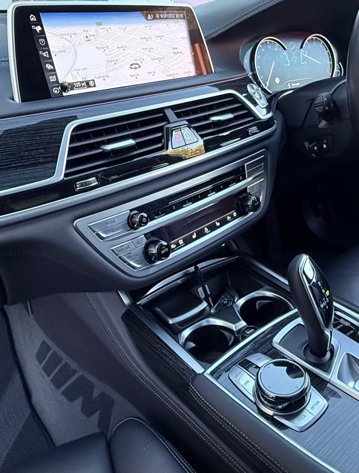 BMW 7 Series view 33