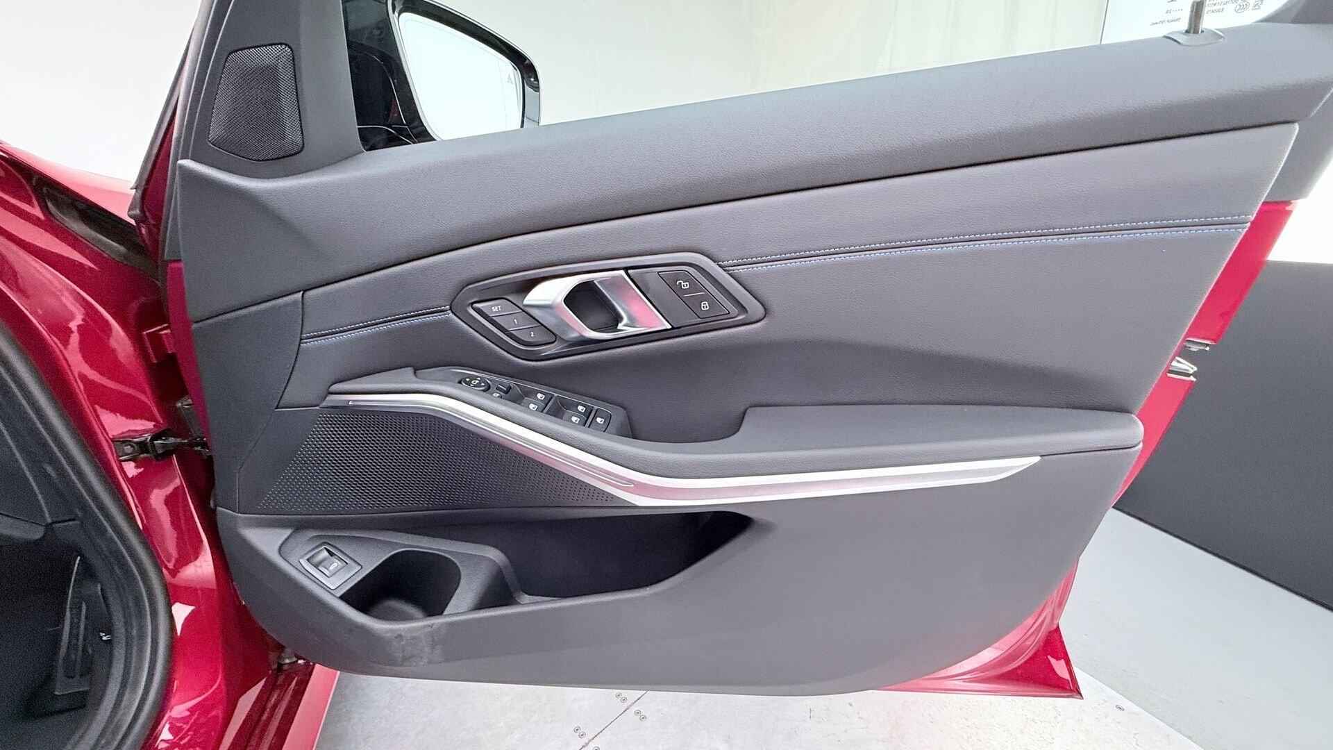 BMW 3 Series view 20