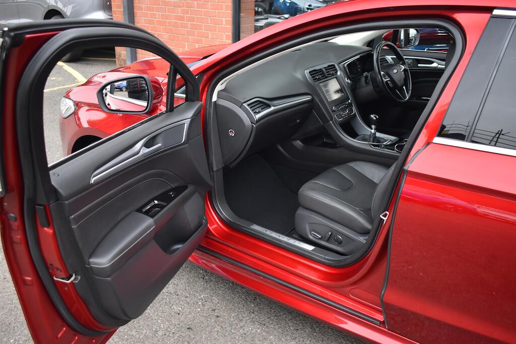 Ford Mondeo view 35