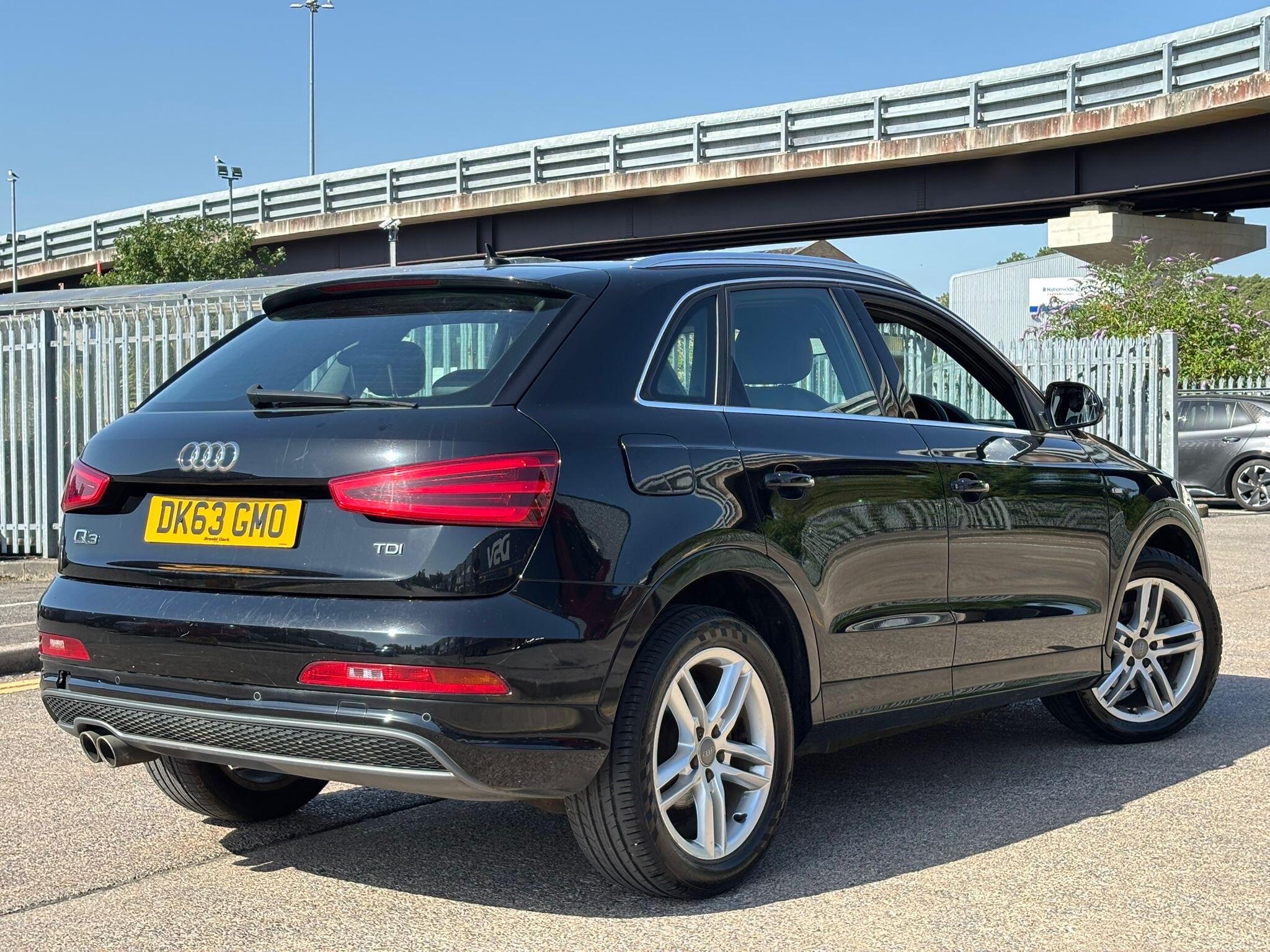 Audi Q3 view 18