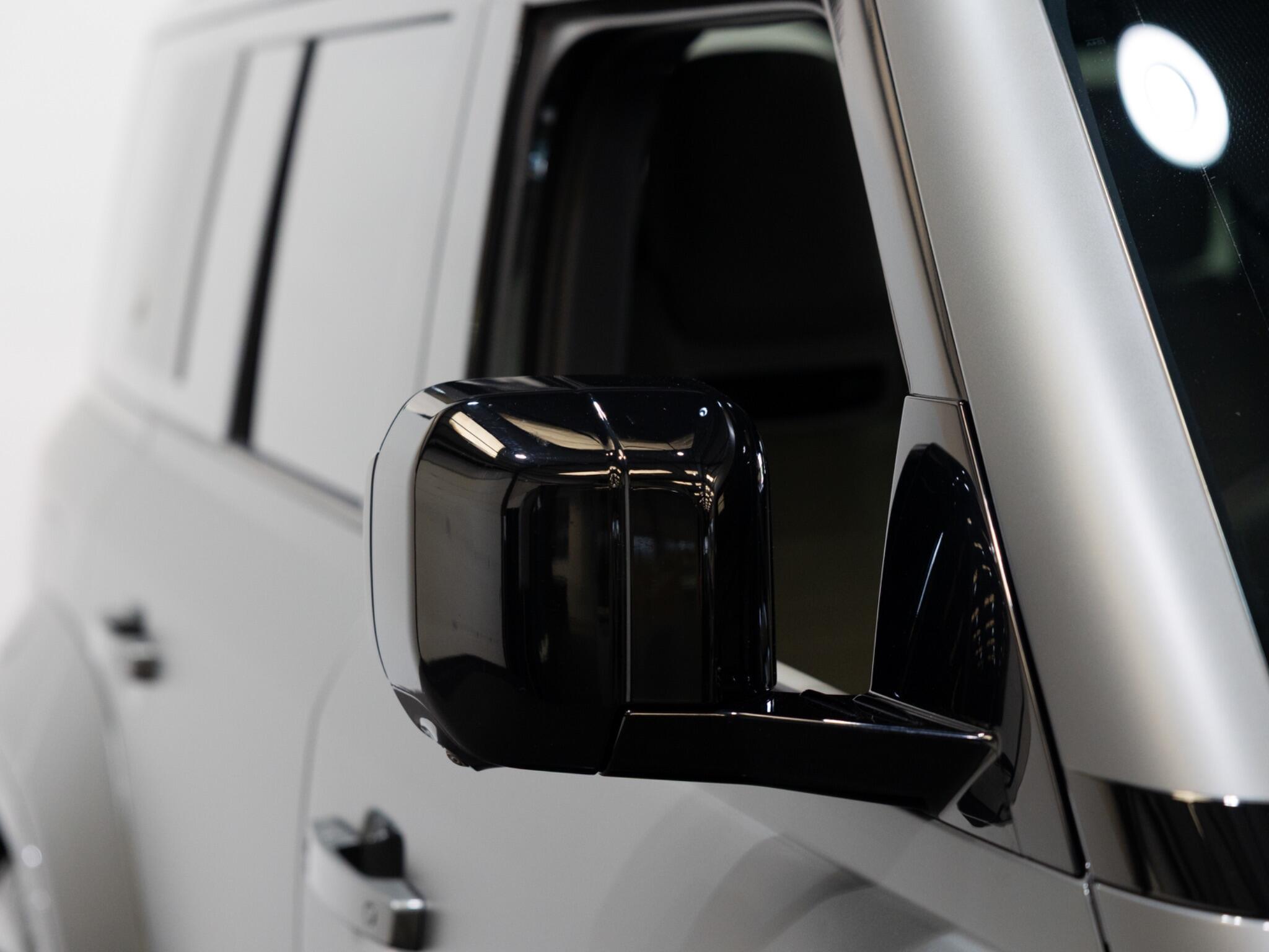 Land Rover Defender 110 view 40