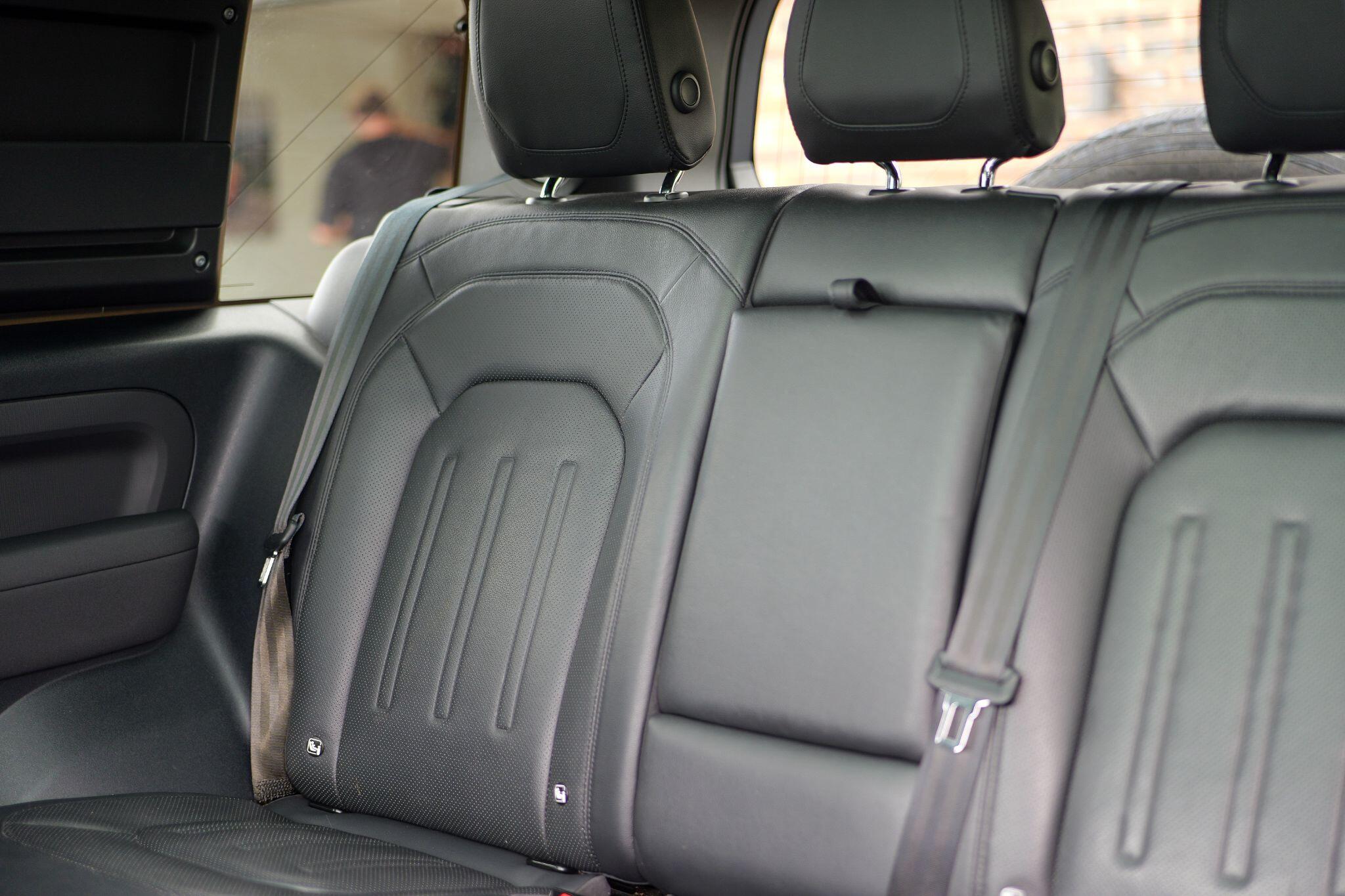 Land Rover Defender 90 view 27