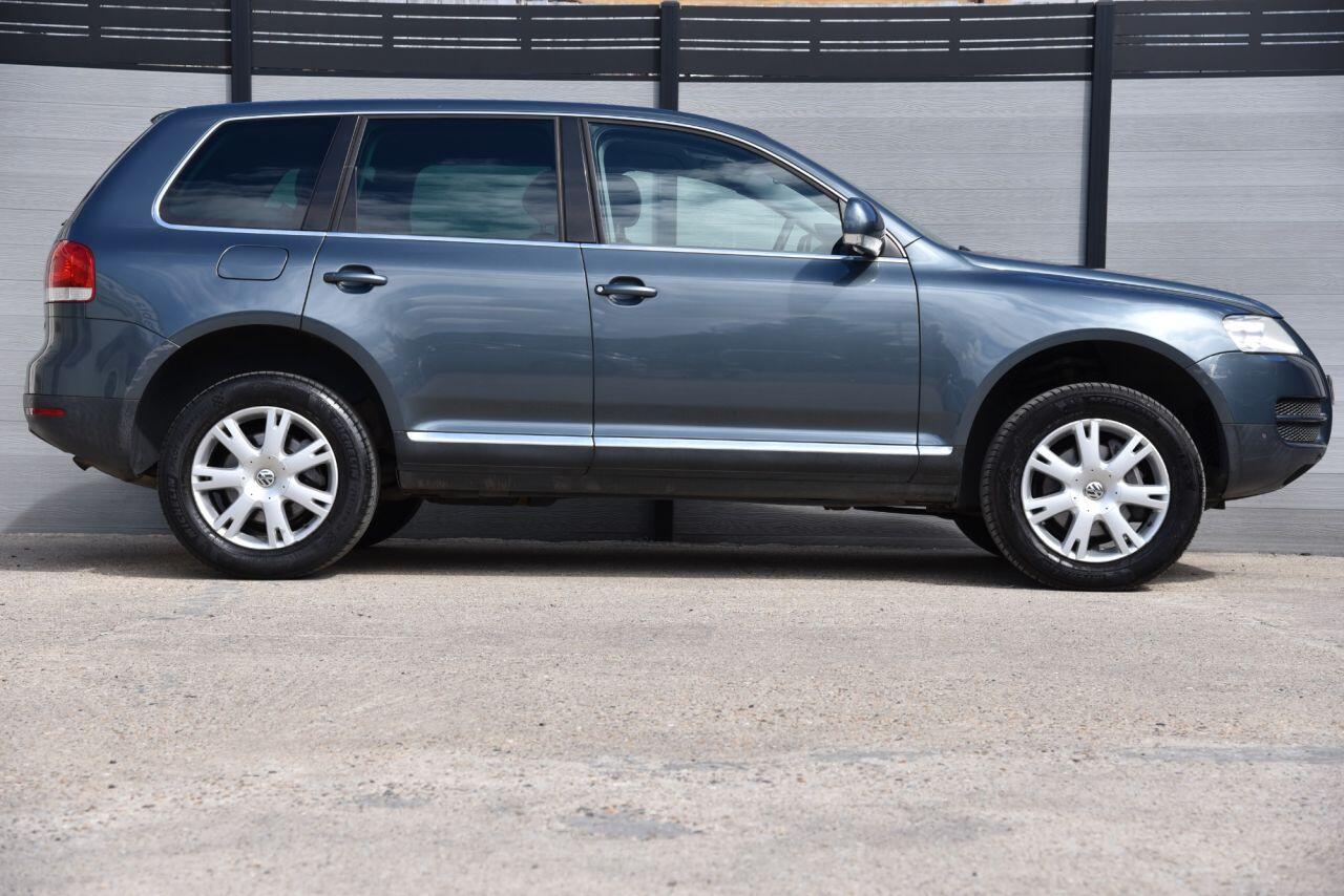 Volkswagen Touareg view 7