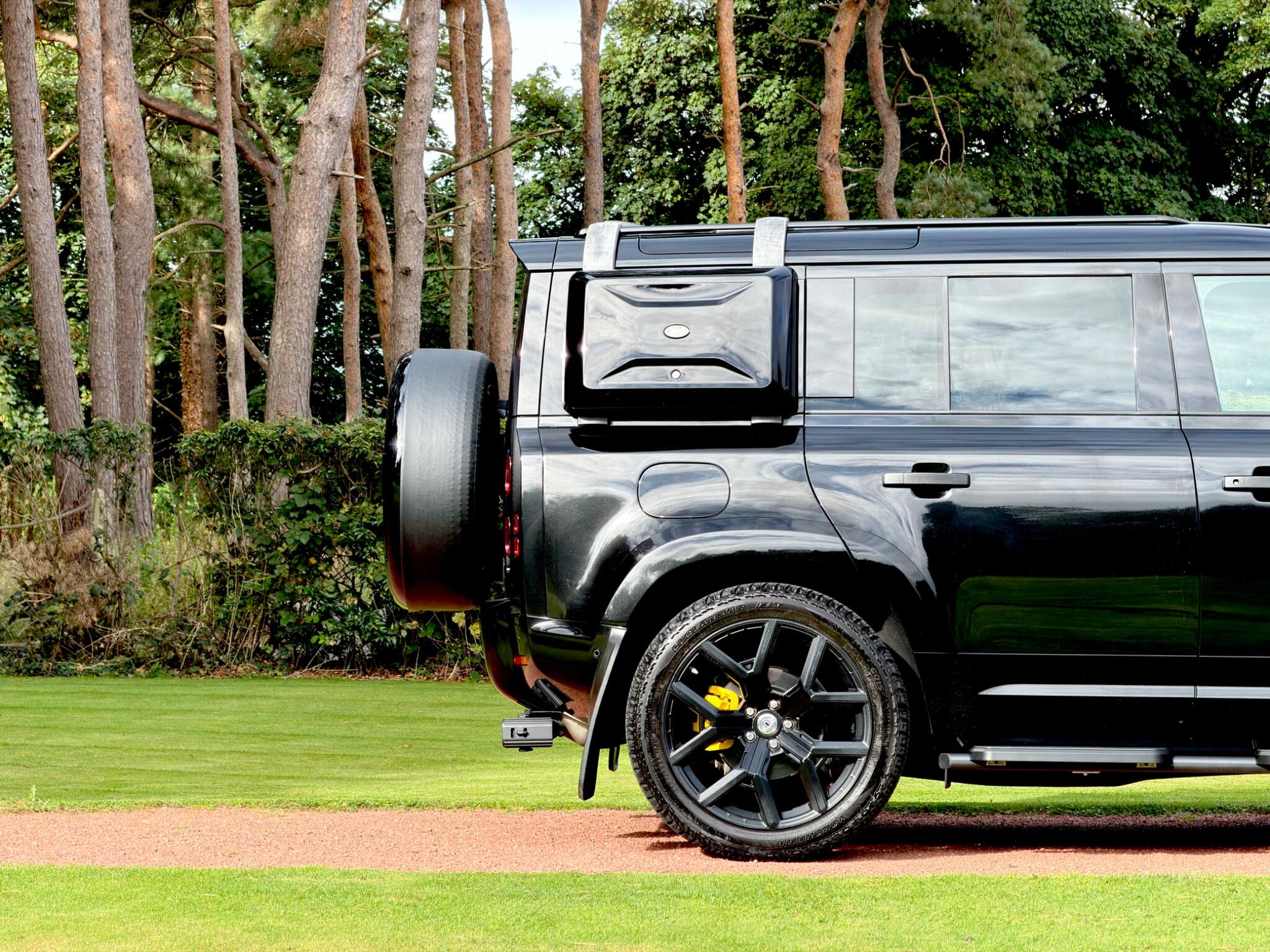 Land Rover Defender 110 view 15