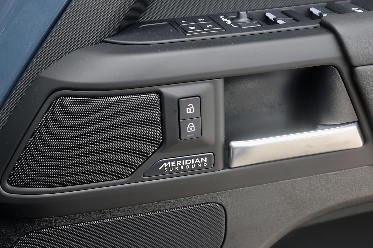 Land Rover Defender 110 view 21
