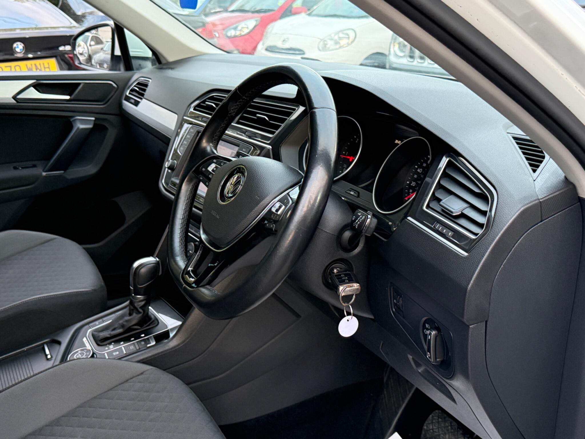 Volkswagen Tiguan - Image 40