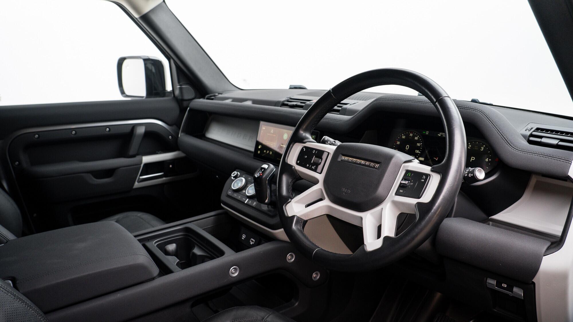 Land Rover Defender 110 view 5