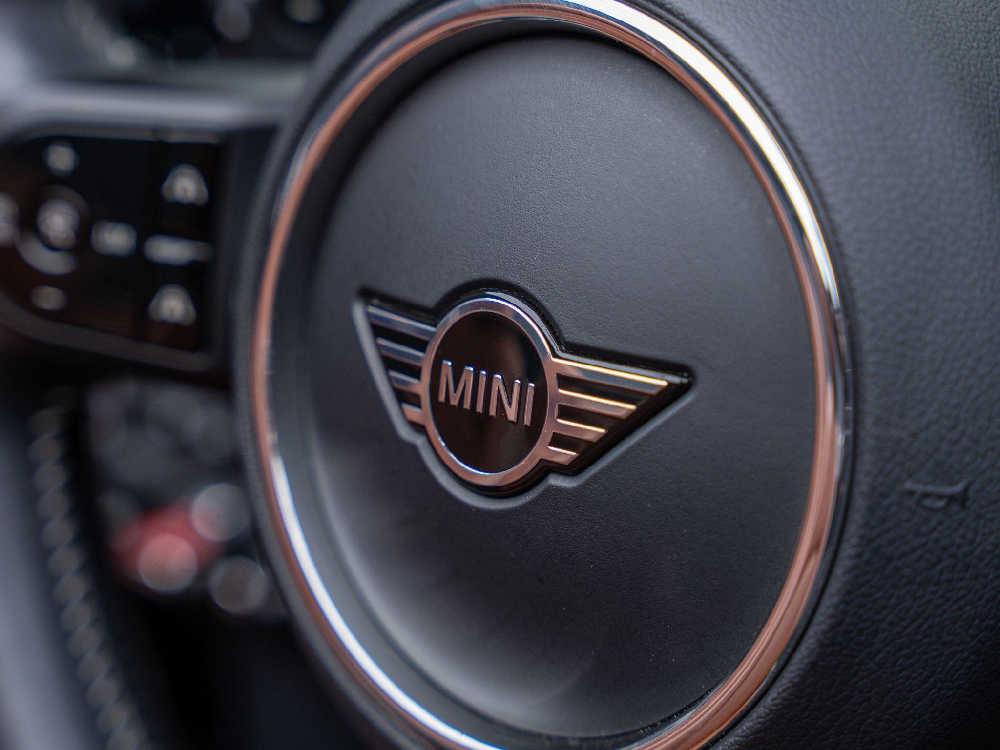 Mini Convertible view 18
