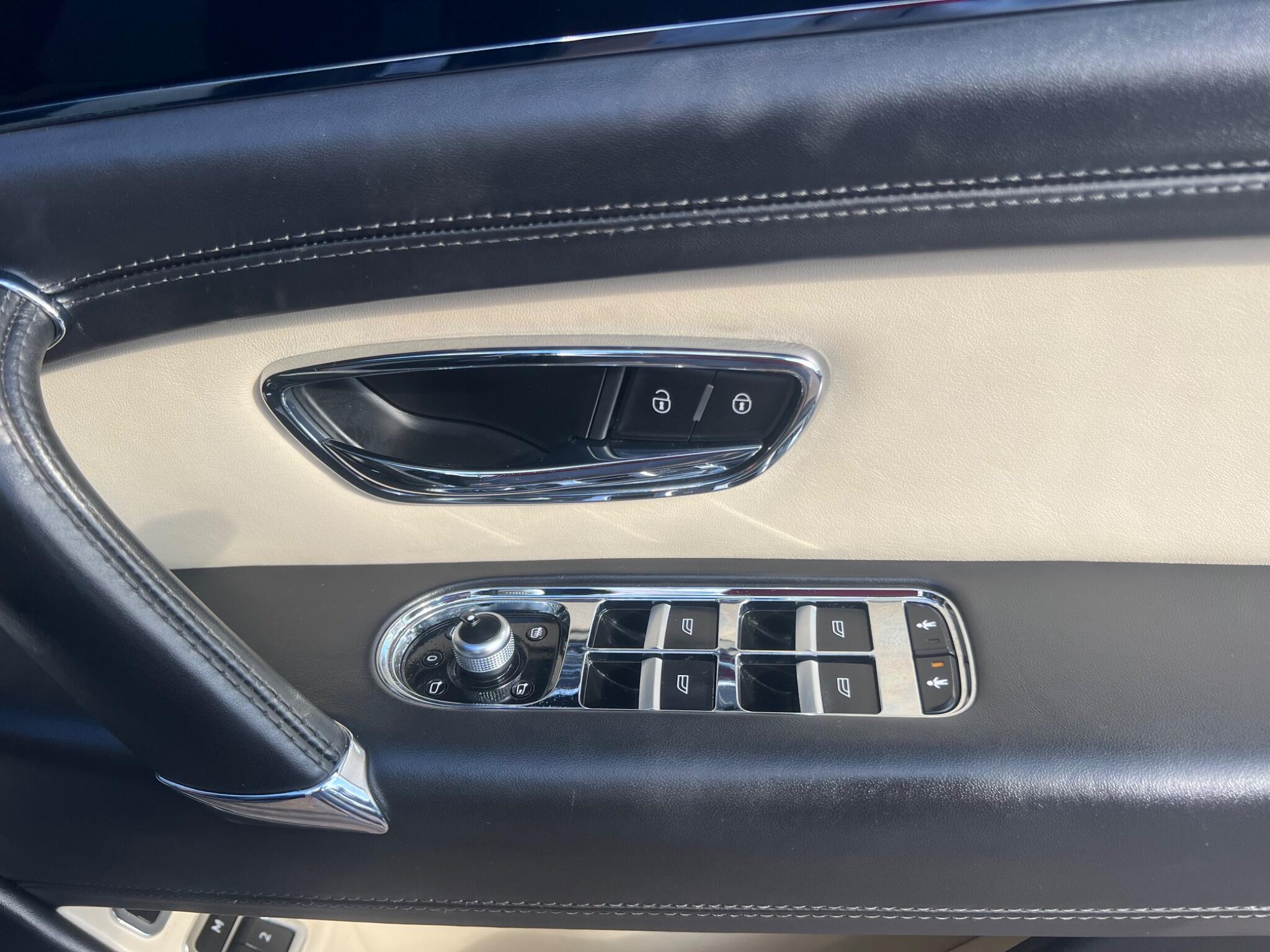 Bentley Bentayga view 18