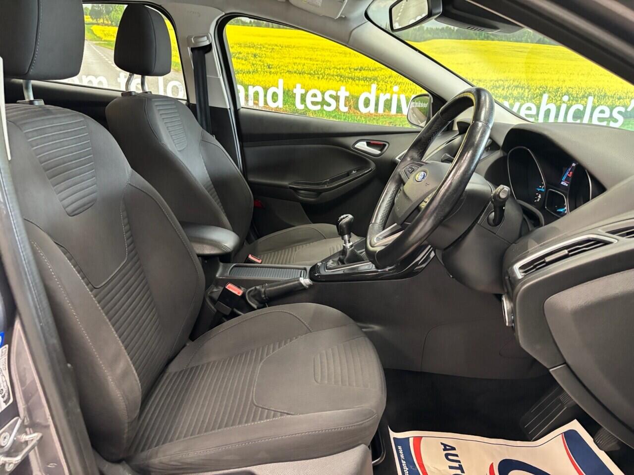 Ford Focus view 14