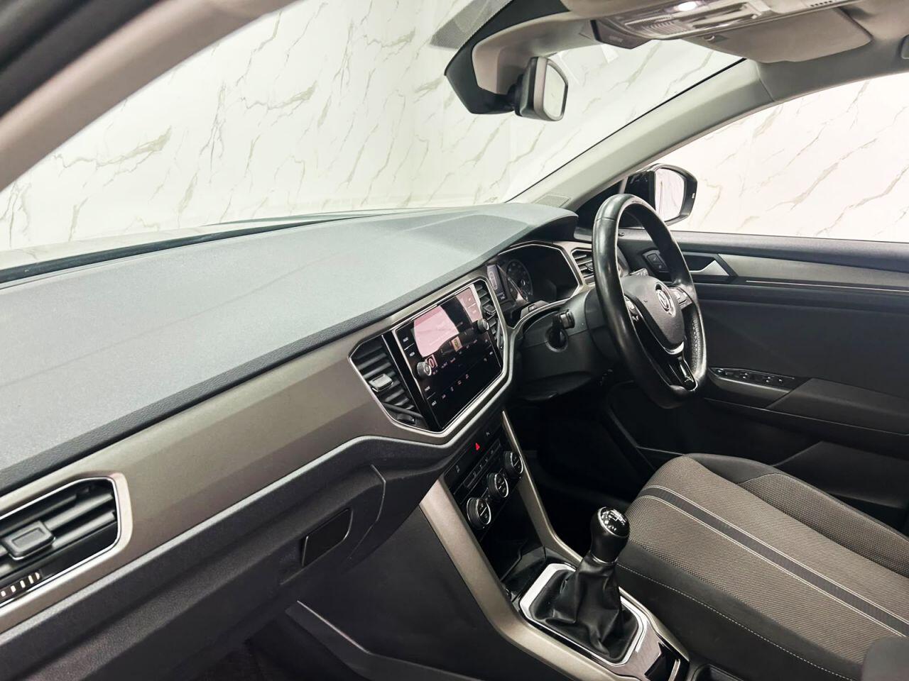 Volkswagen T-Roc view 14