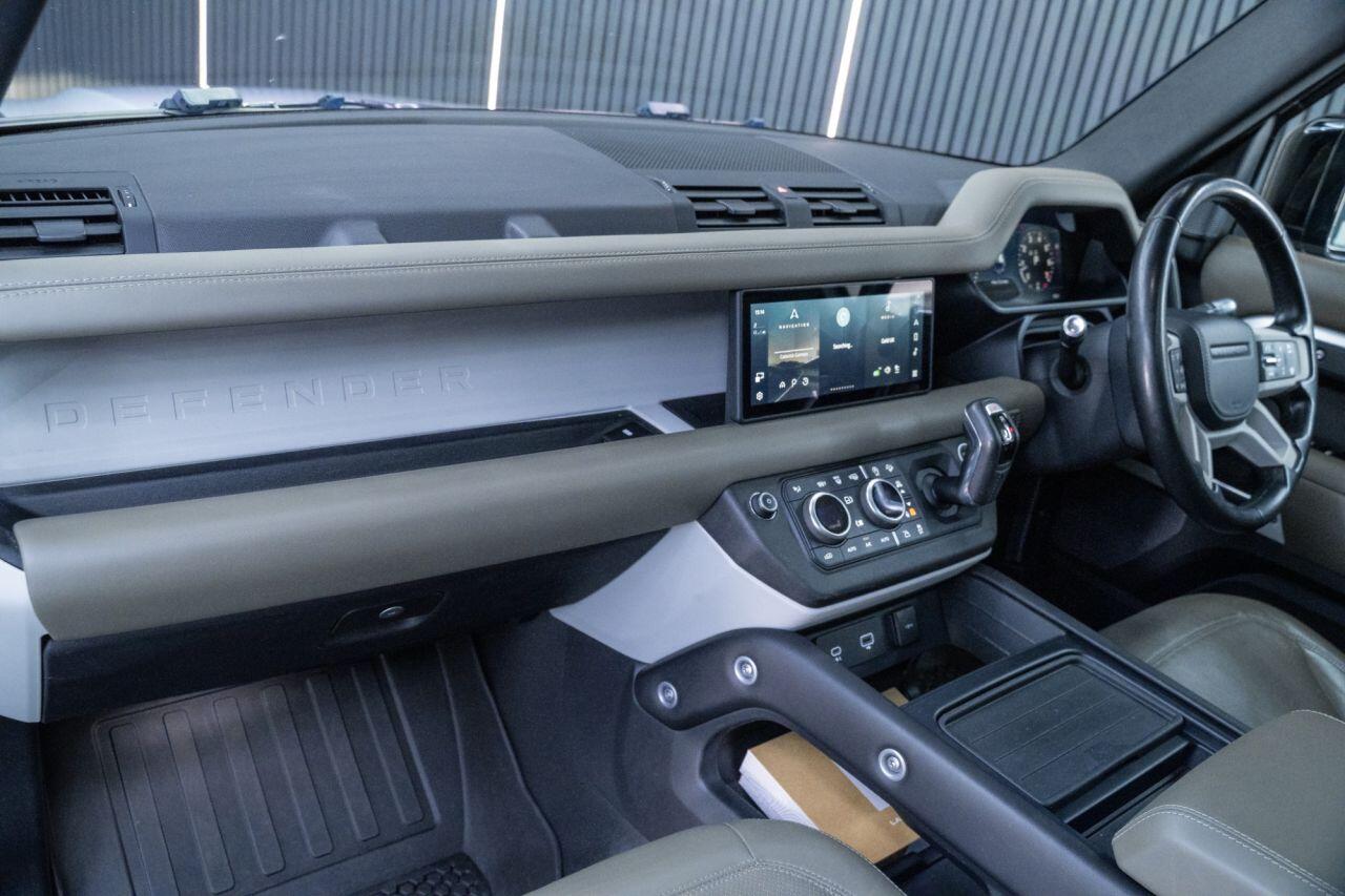 Land Rover Defender view 32