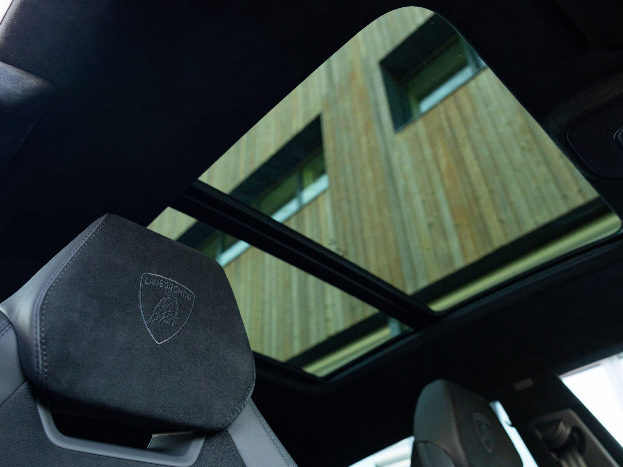 Lamborghini Urus view 30