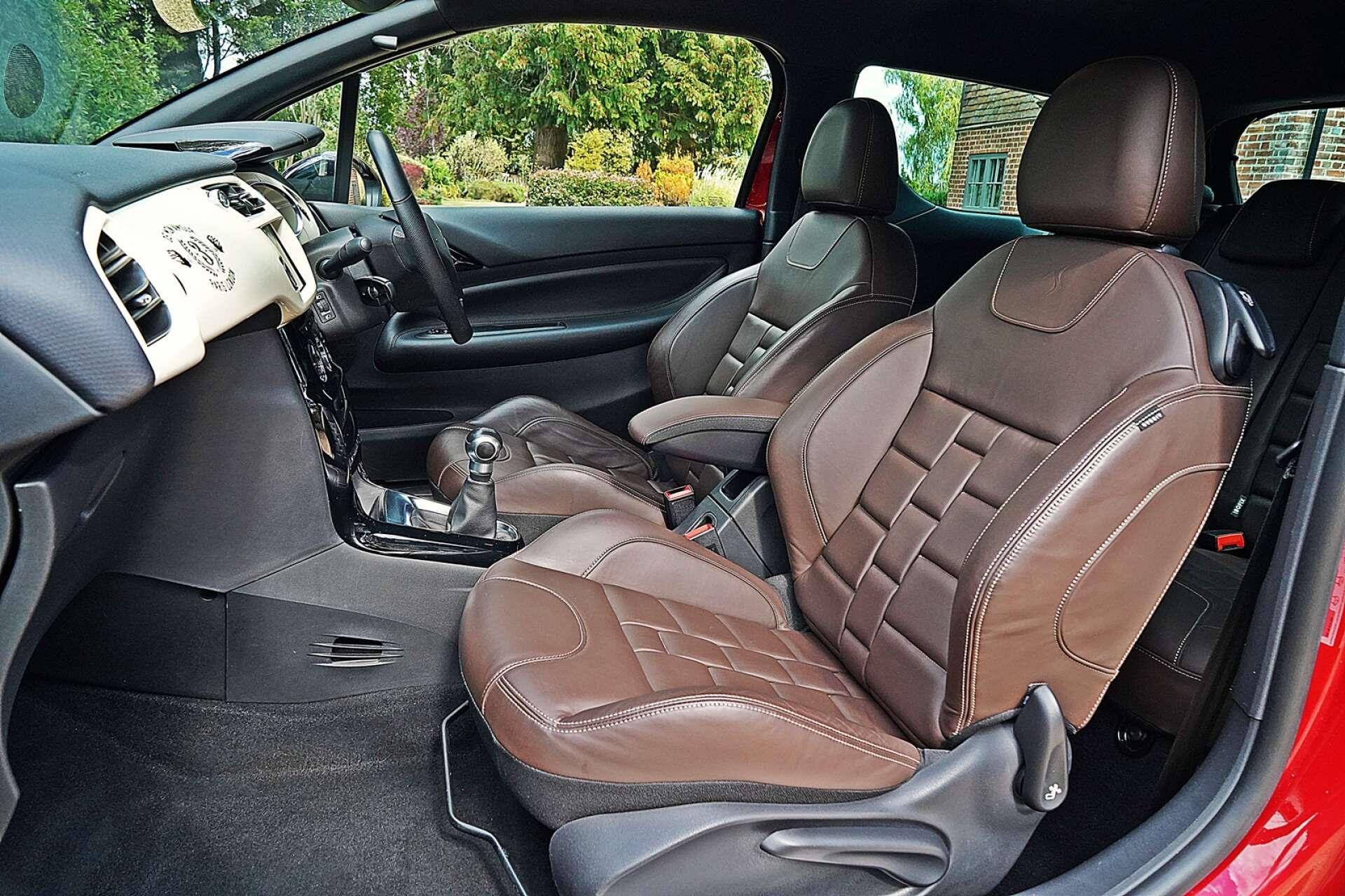 DS Automobiles DS 3 view 16