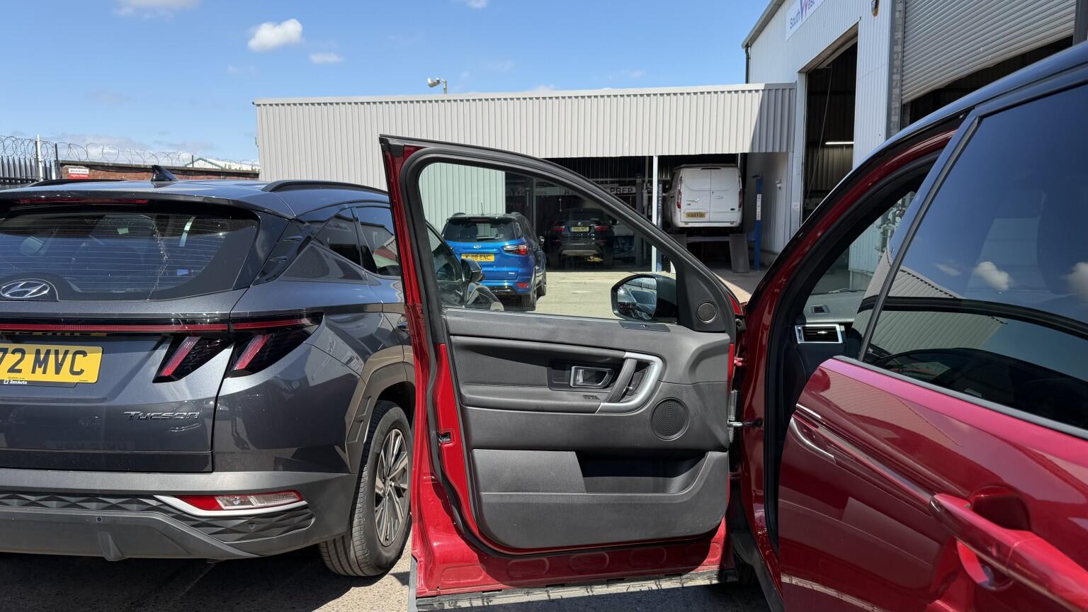 Land Rover Discovery Sport view 16