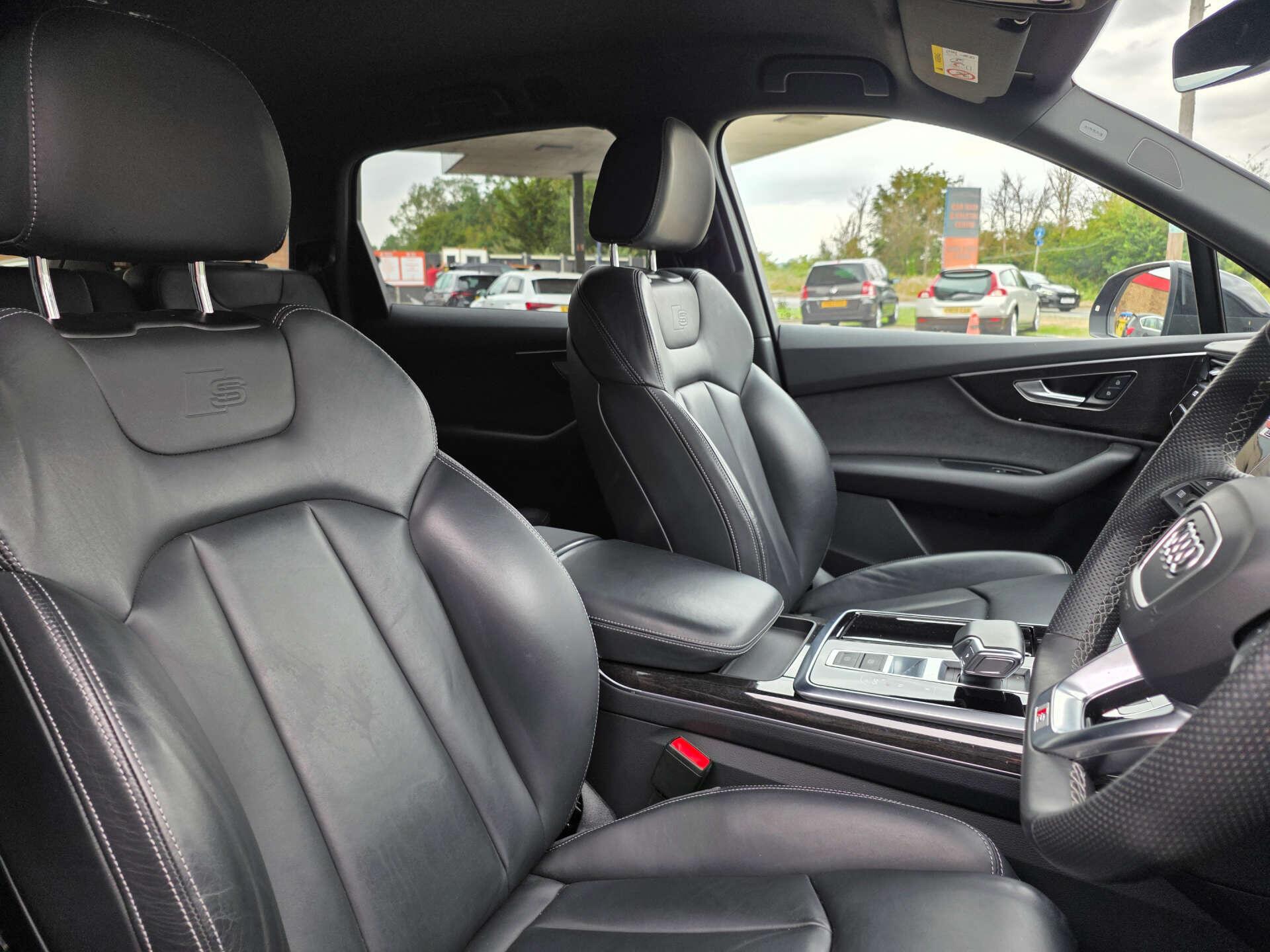 Audi Q7 view 24