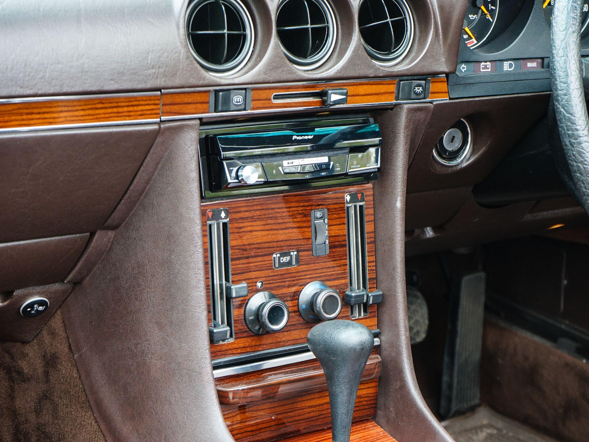 Mercedes-Benz 500 SL view 16