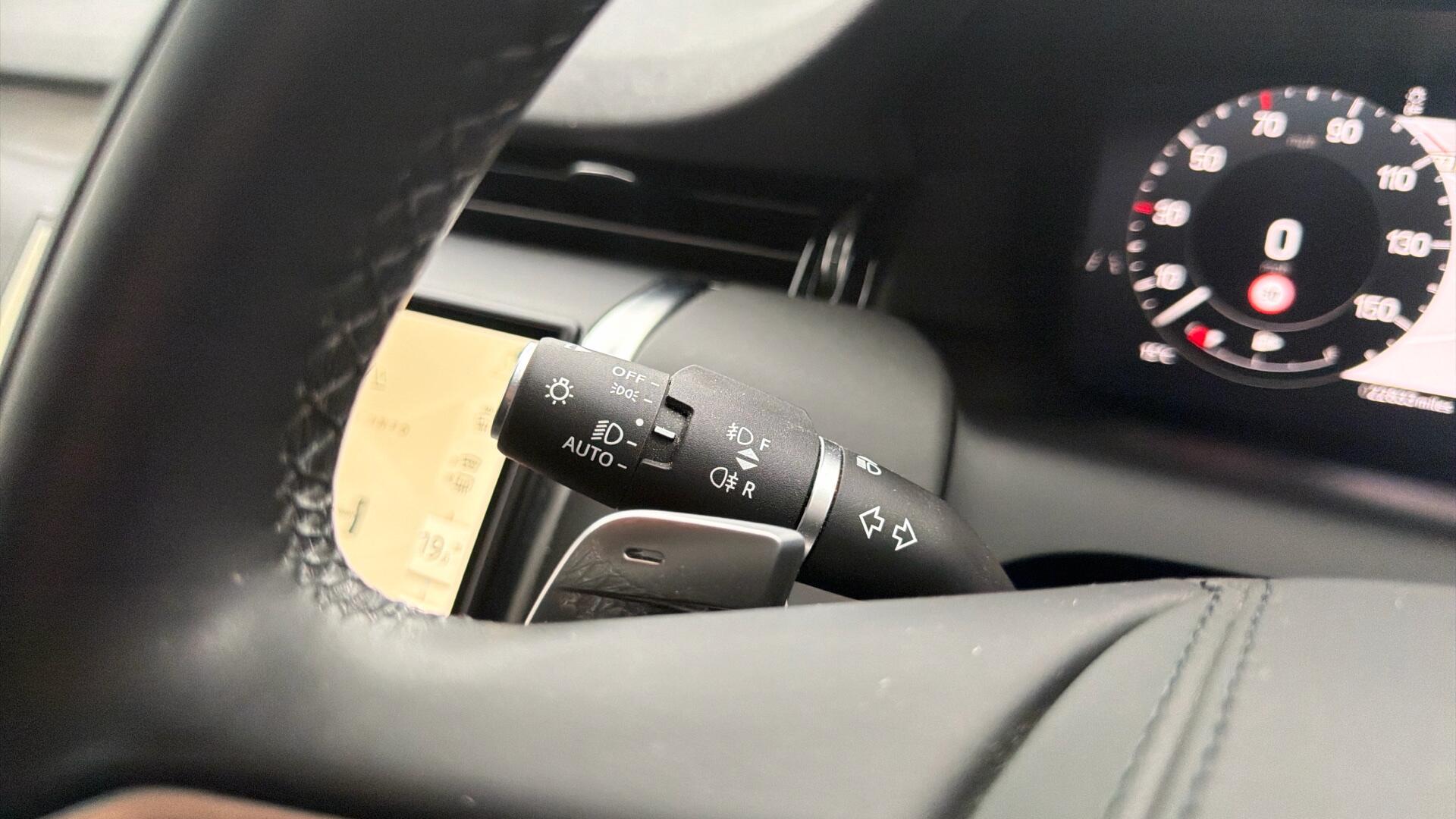 Land Rover Discovery Sport view 31