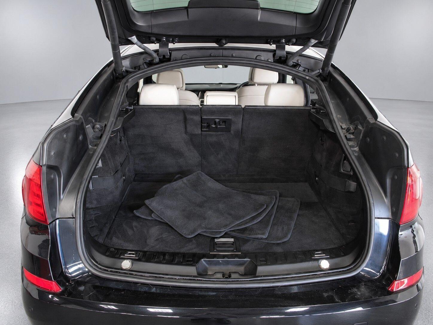 BMW 5 Series view 24