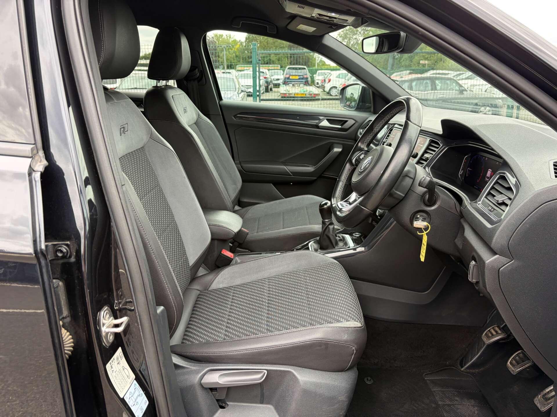 Volkswagen T-Roc view 32