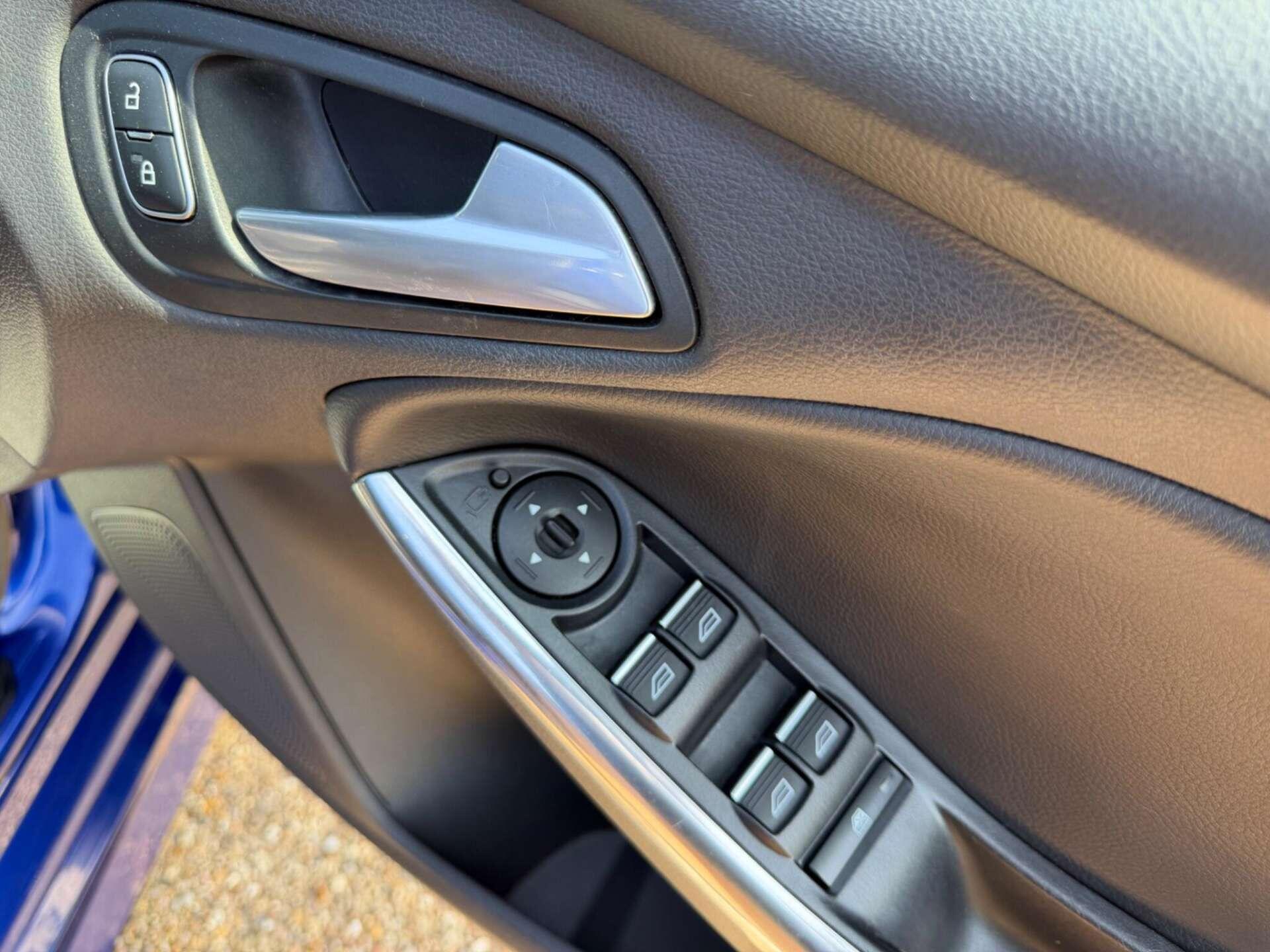 Ford Focus view 14