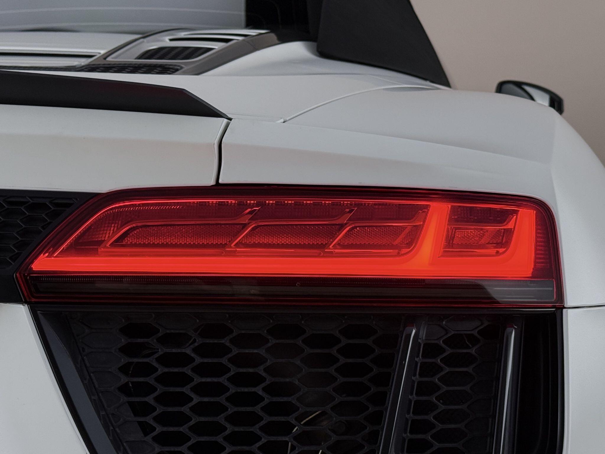 Audi R8 view 11