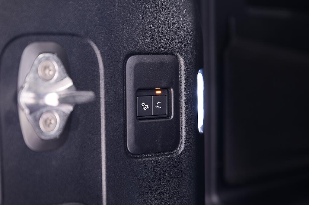 Land Rover Defender view 39