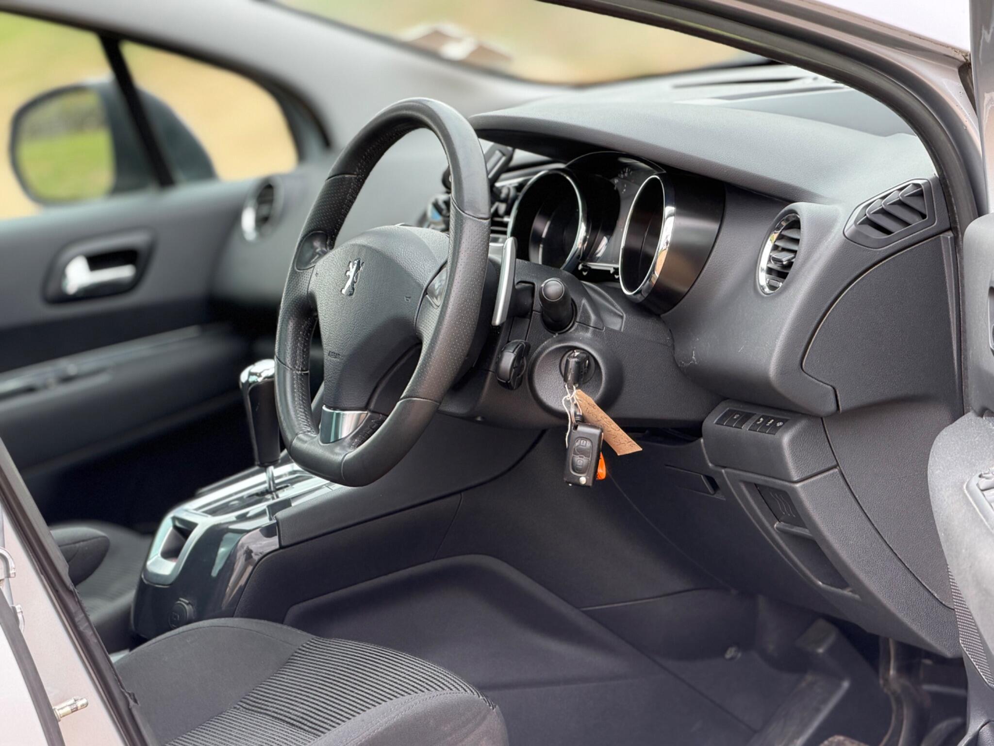 2013 Peugeot 5008 1.6 e-HDi Allure EGC Euro 5 (s/s) 5dr image 17