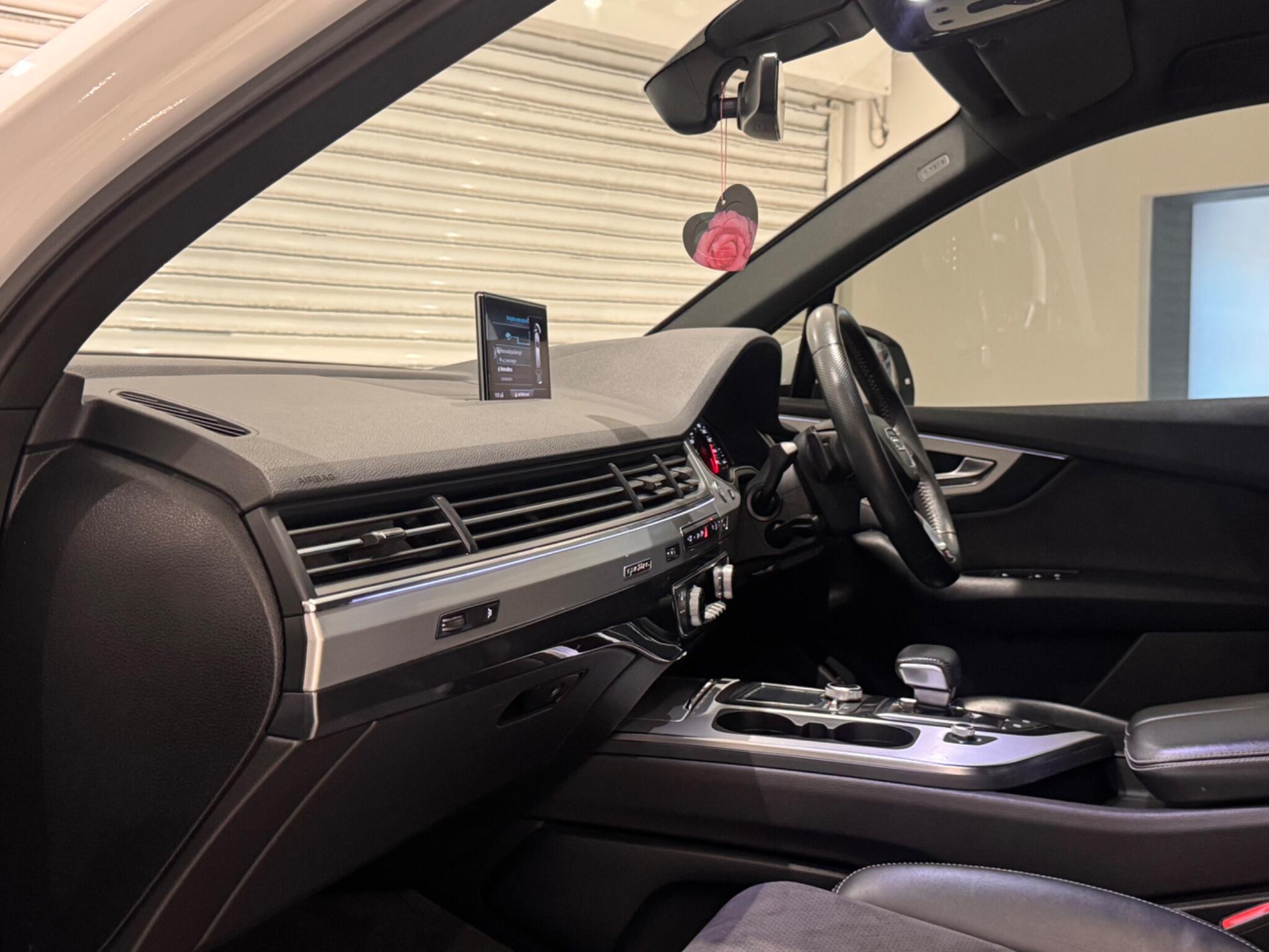 Audi Q7 view 10