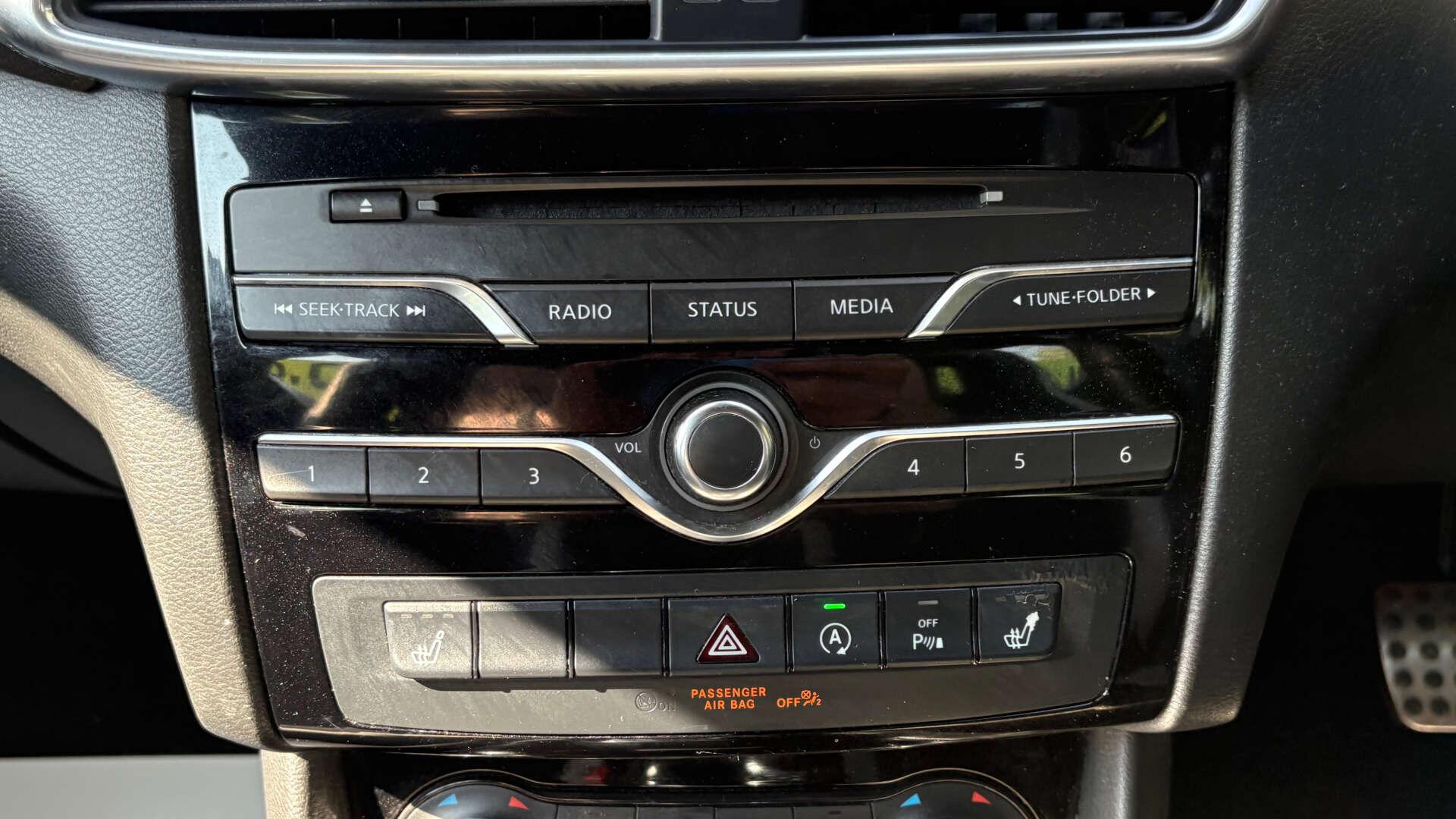 Infiniti Q30 view 25