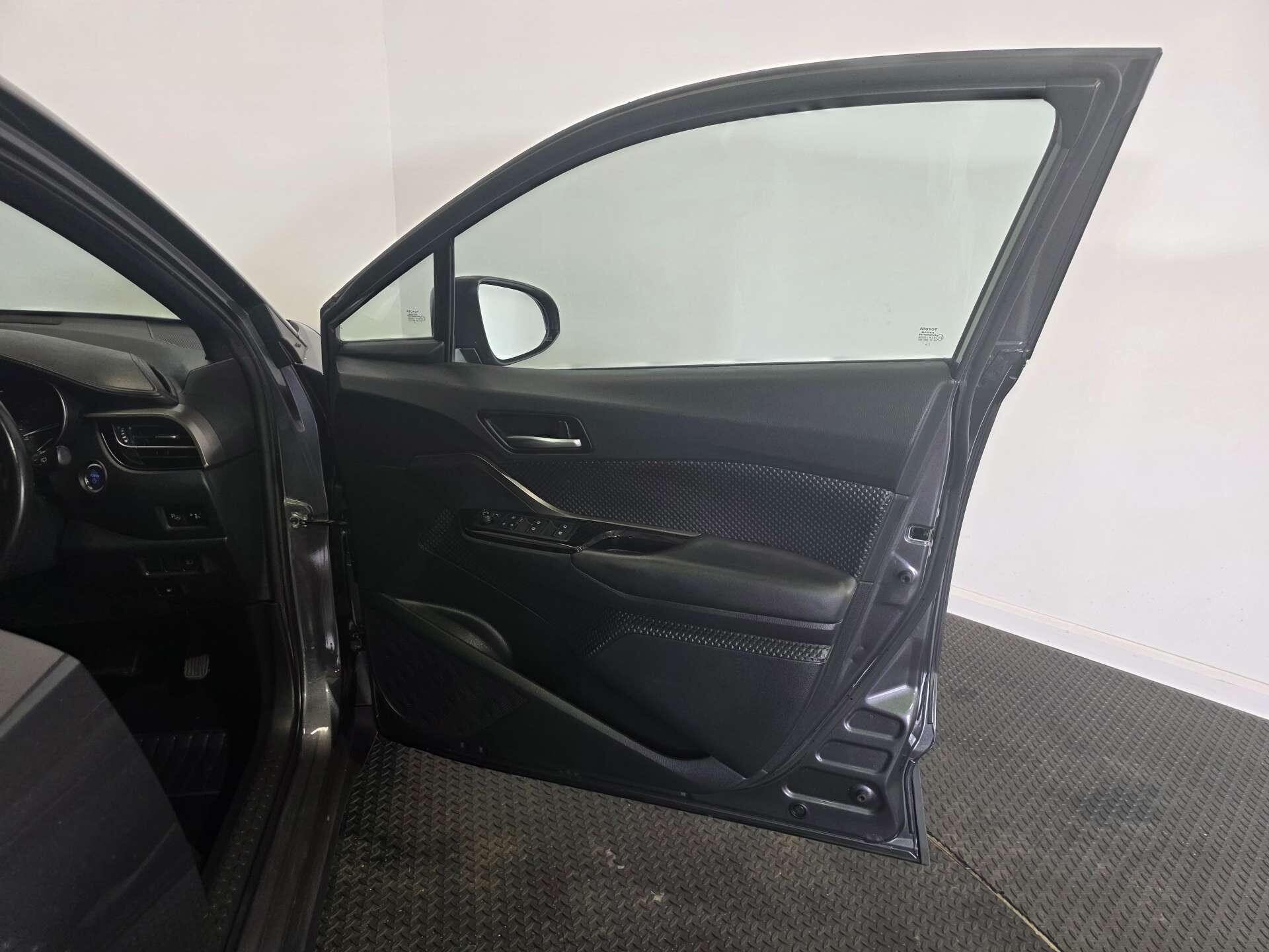 Toyota C-HR view 13