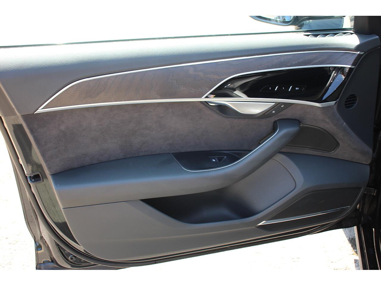 Audi A8 view 37