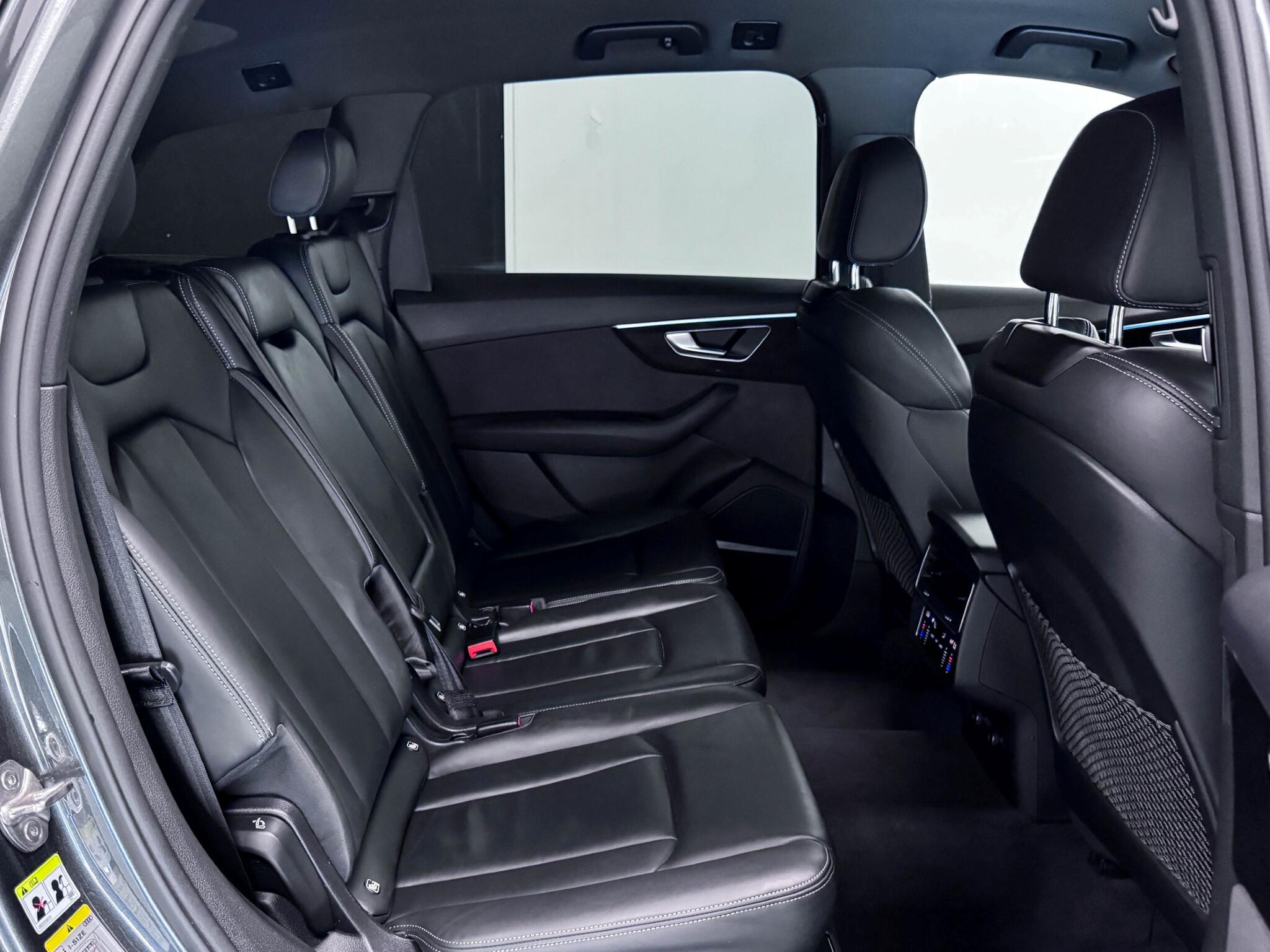 Audi Q7 view 13