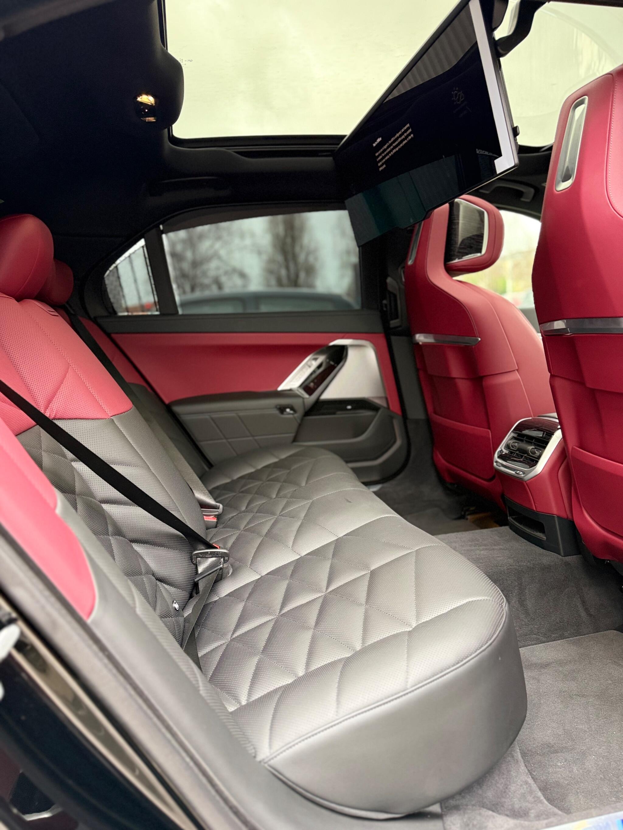BMW 7 Series view 15