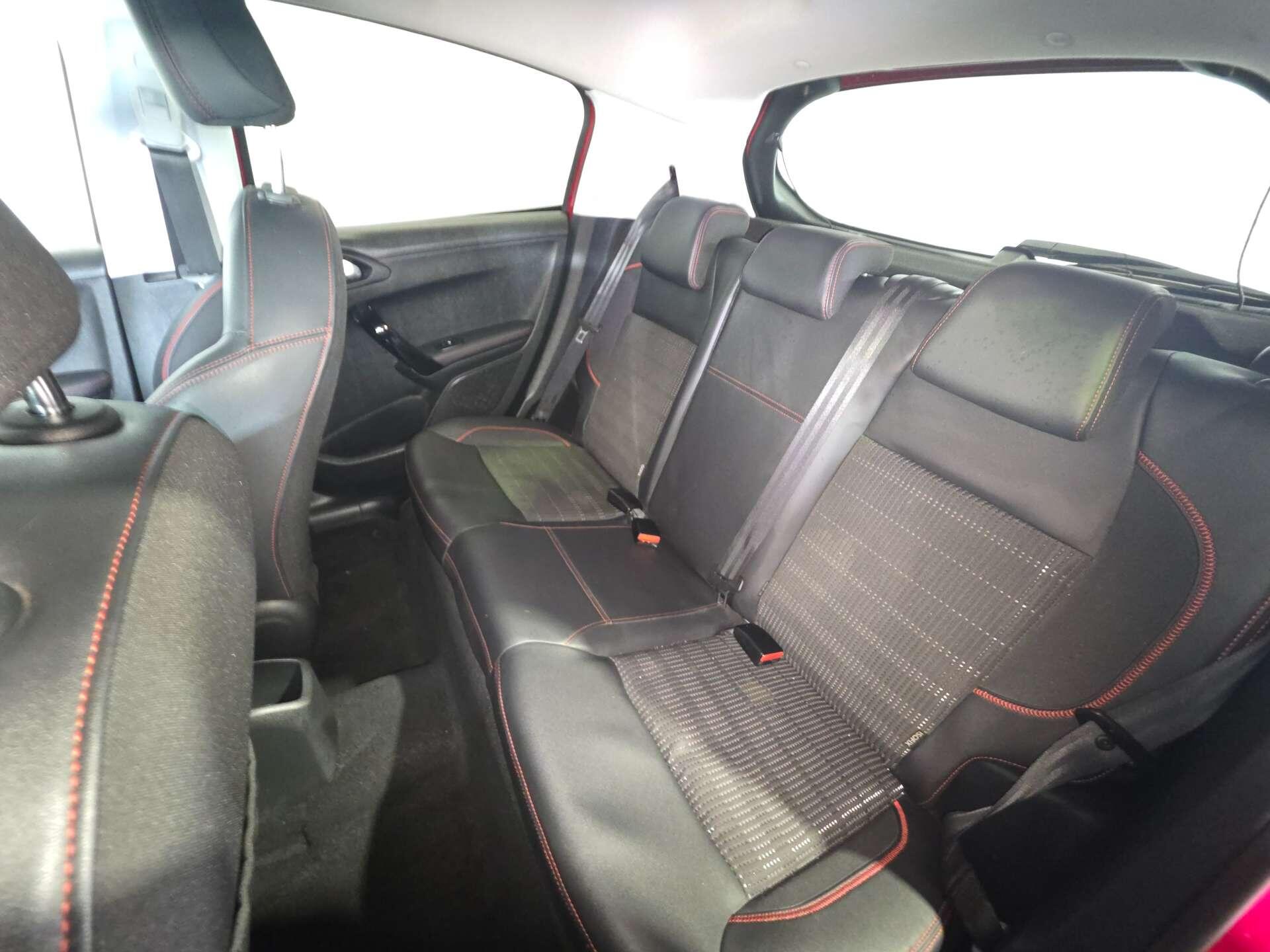 Peugeot 208 view 45