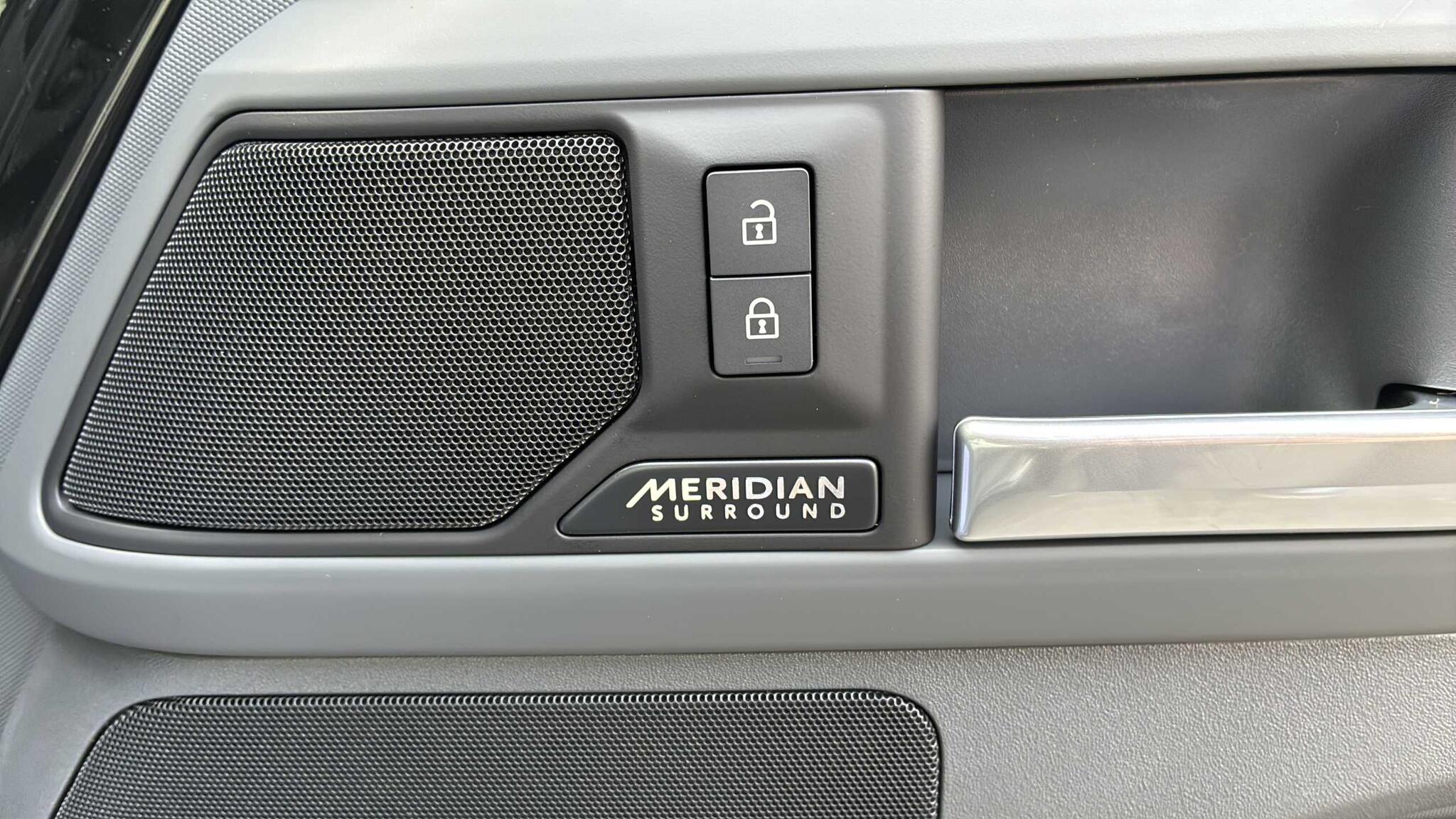 Land Rover Defender view 33