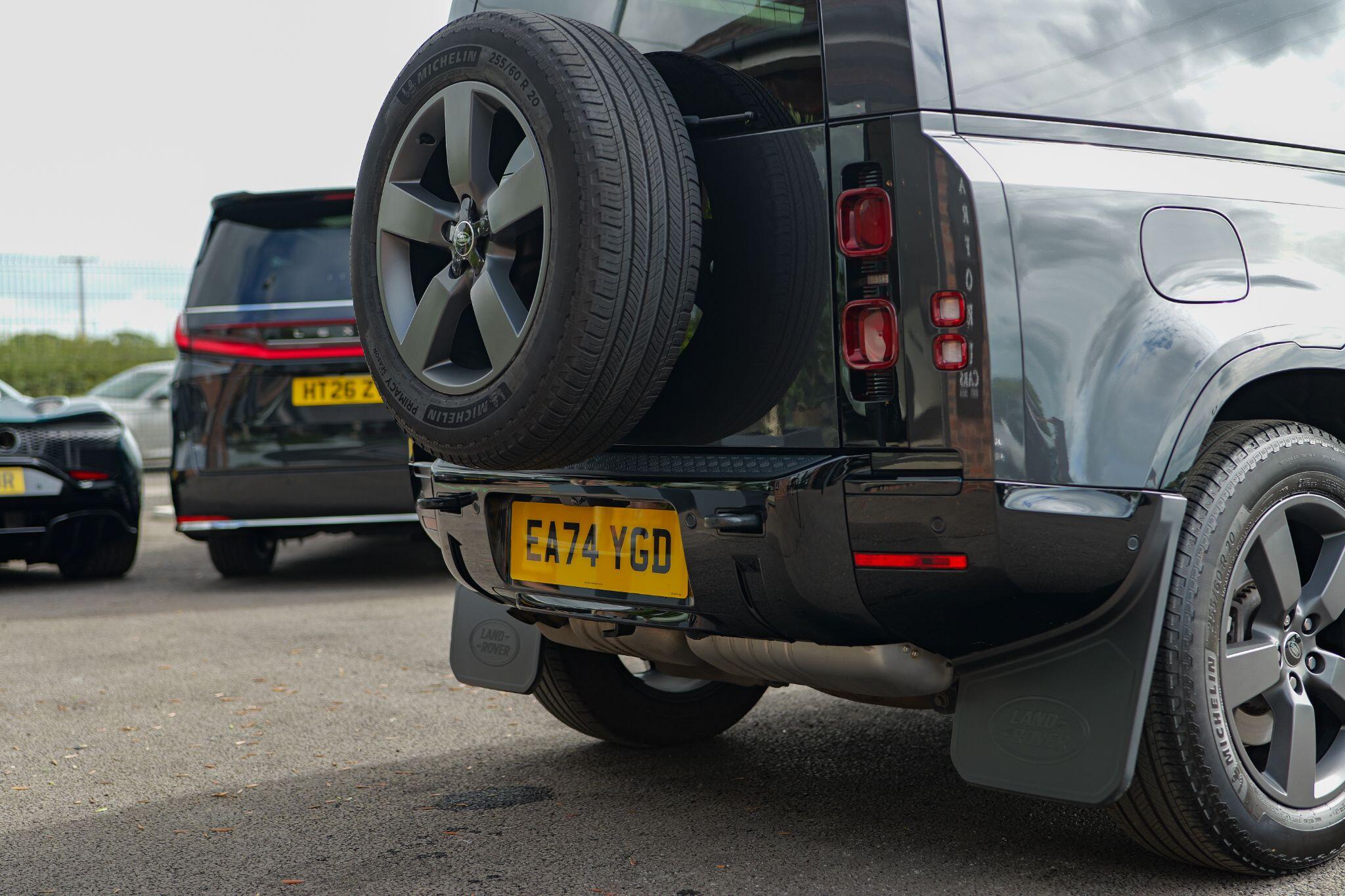 Land Rover Defender 90 view 9