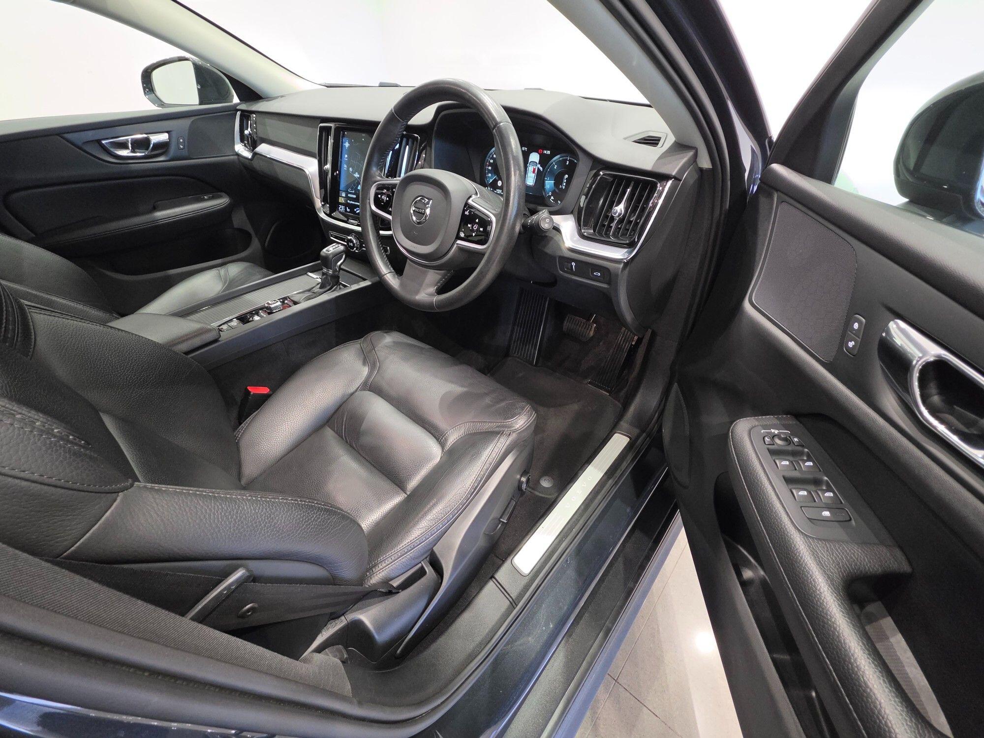 Volvo V60 Cross Country view 81