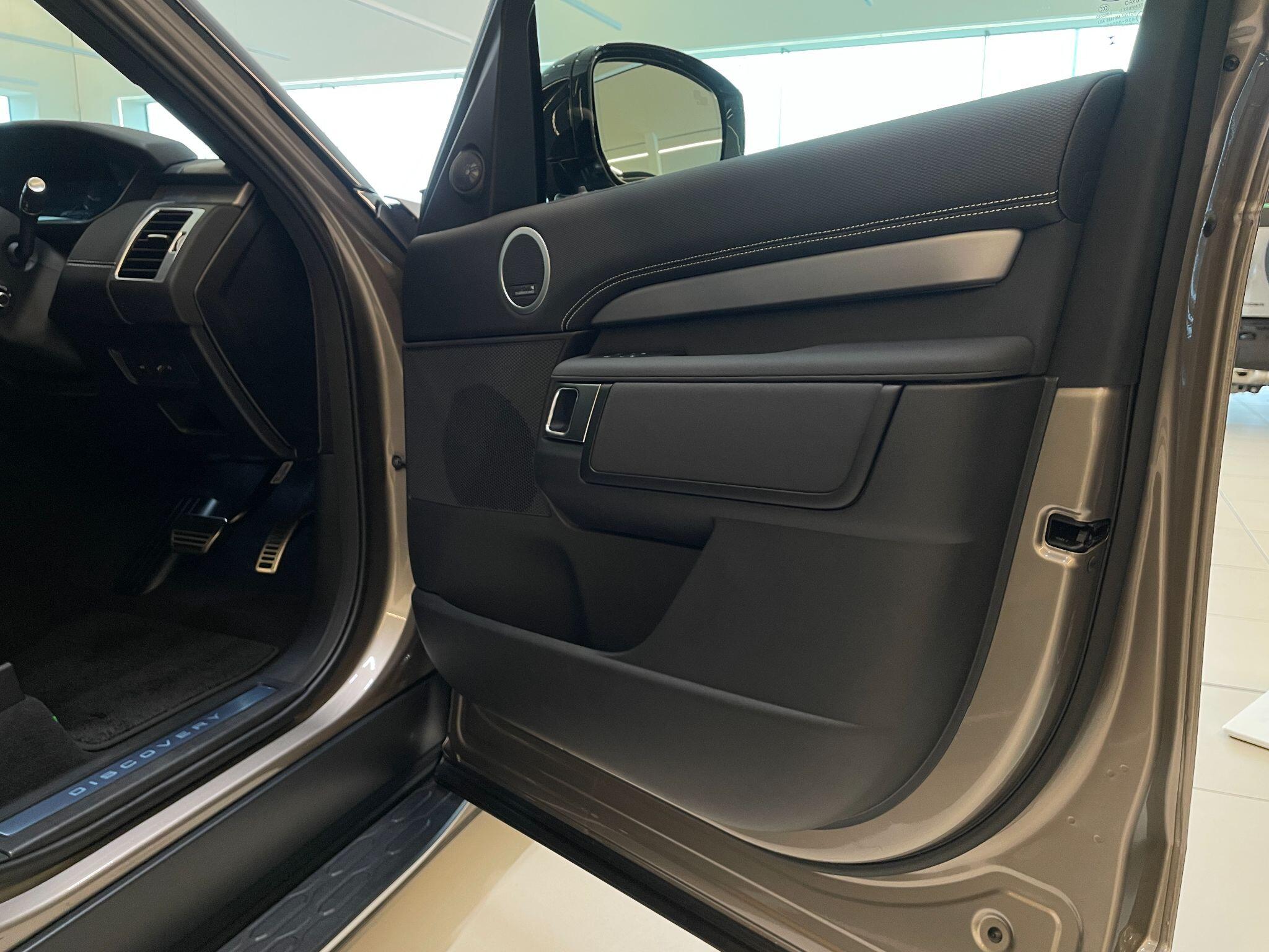 Land Rover Discovery view 21