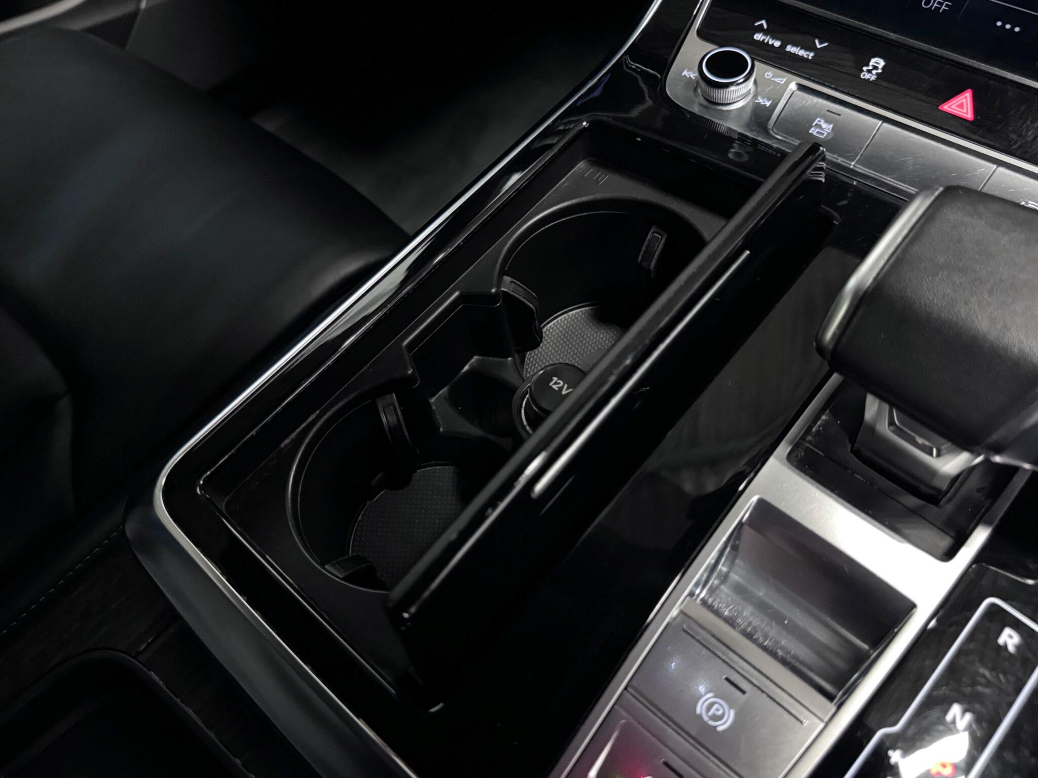 Audi Q8 view 42