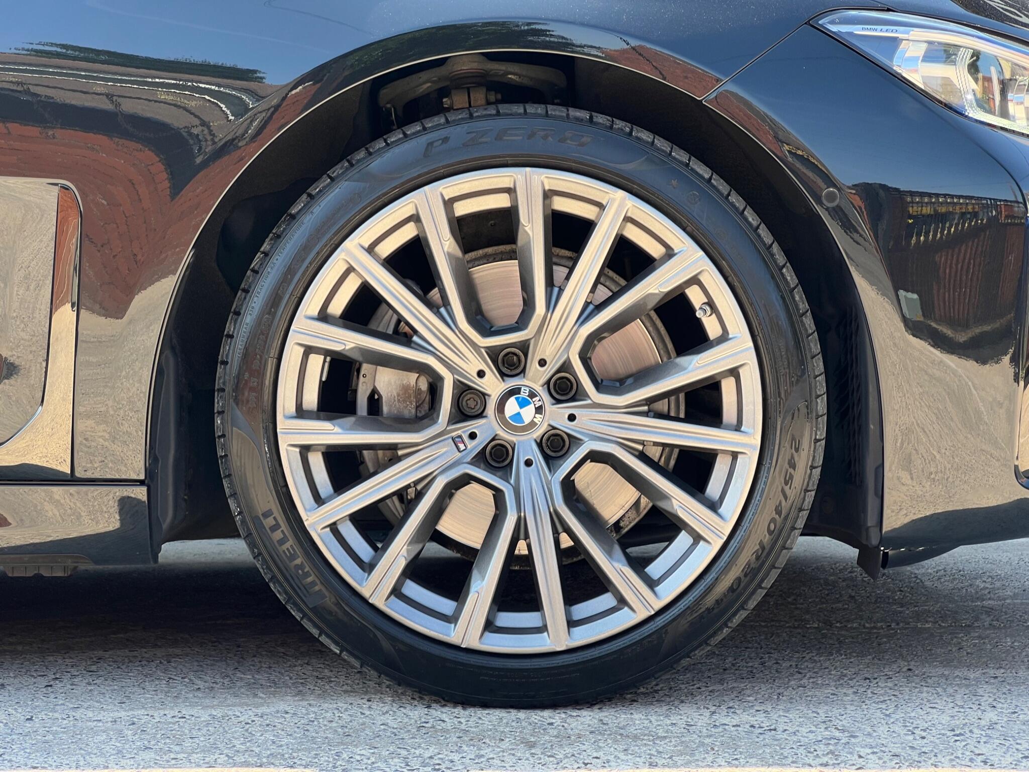 BMW 7 Series view 9
