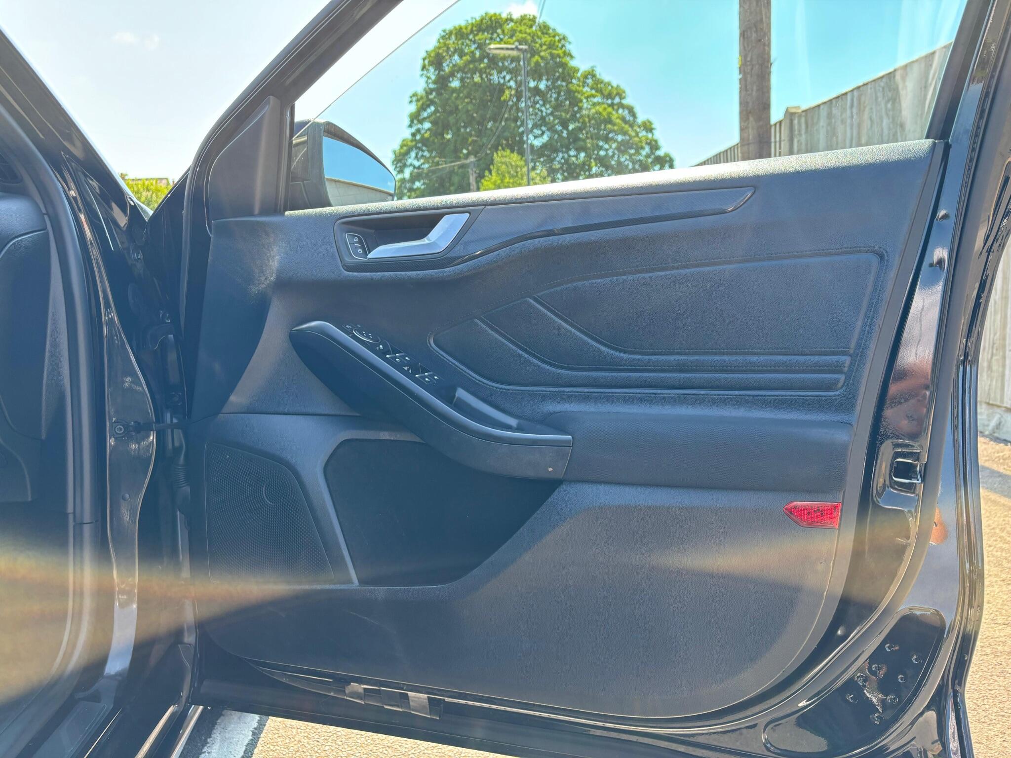 Ford Focus view 16