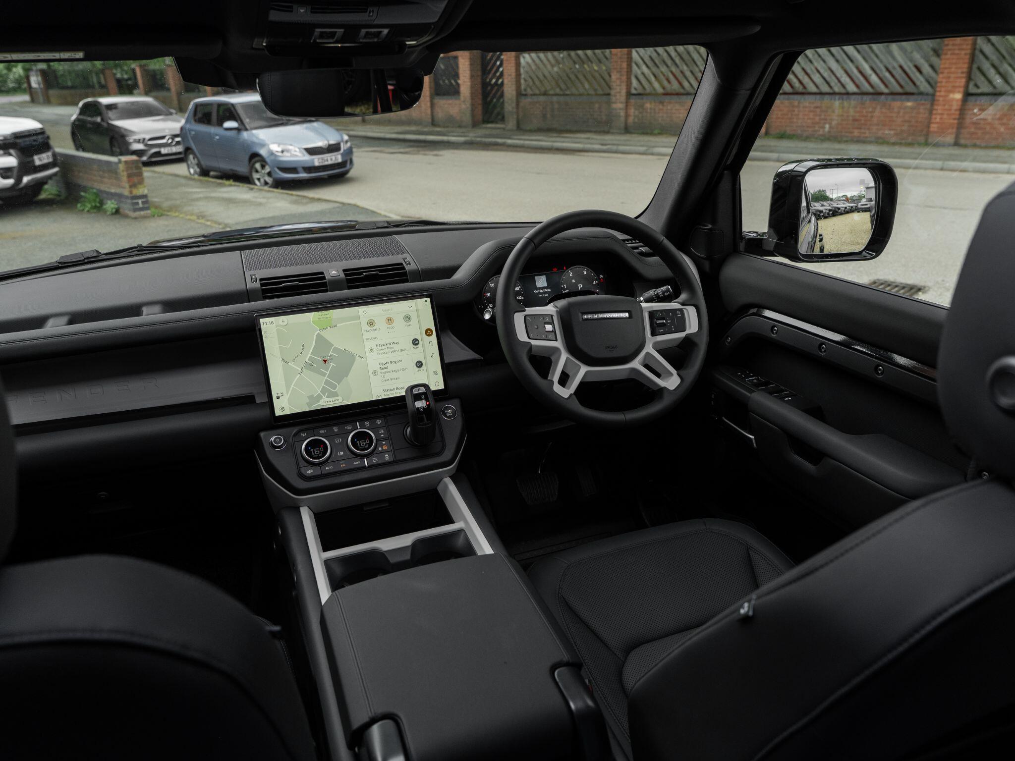 Land Rover Defender 110 view 34