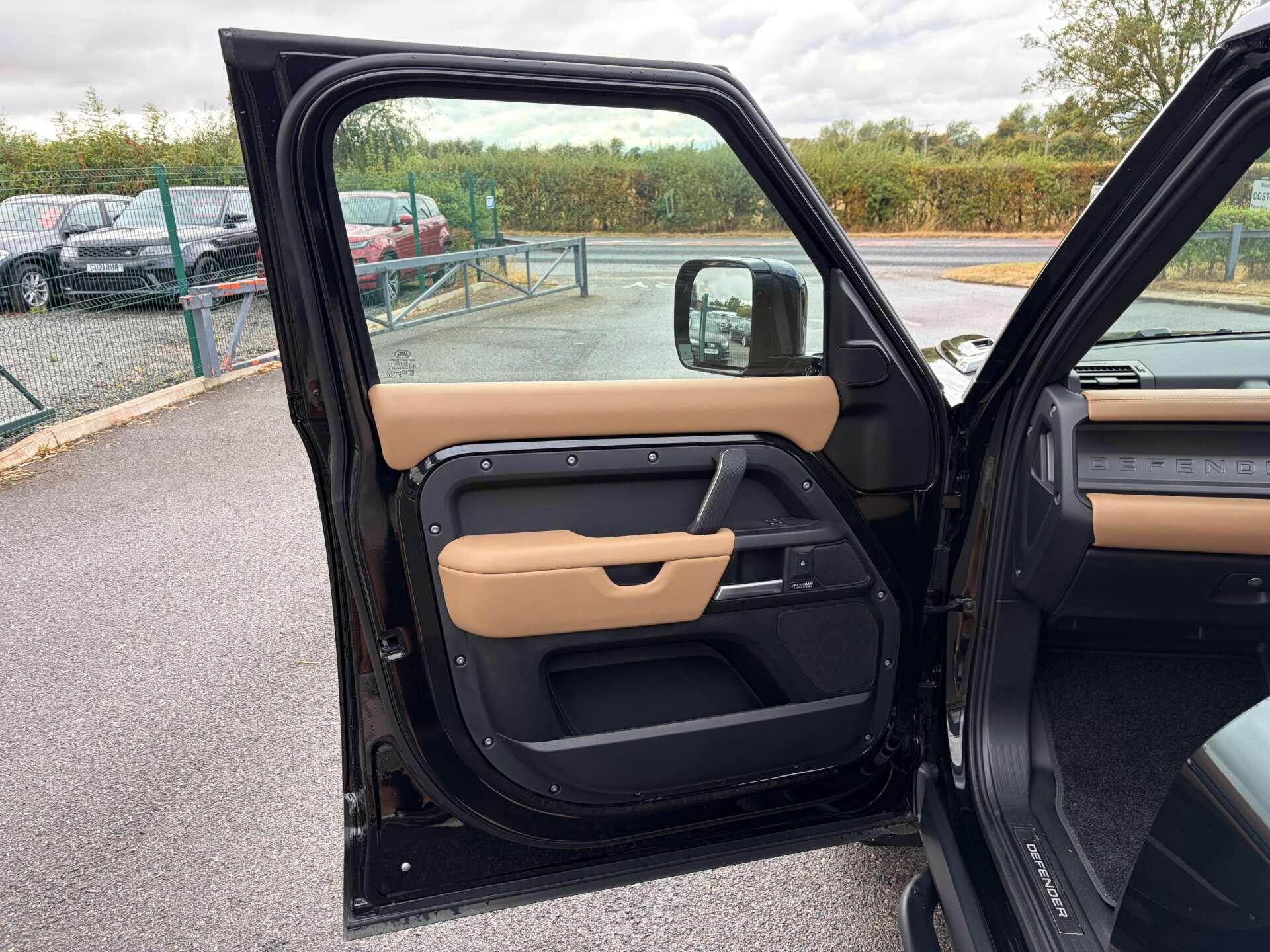 Land Rover Defender 110 view 14
