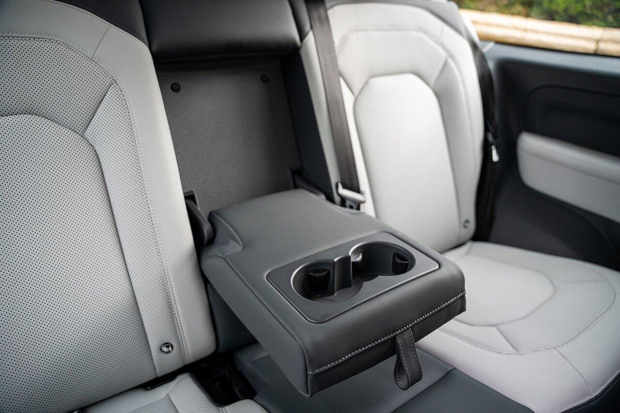 Land Rover Defender view 64