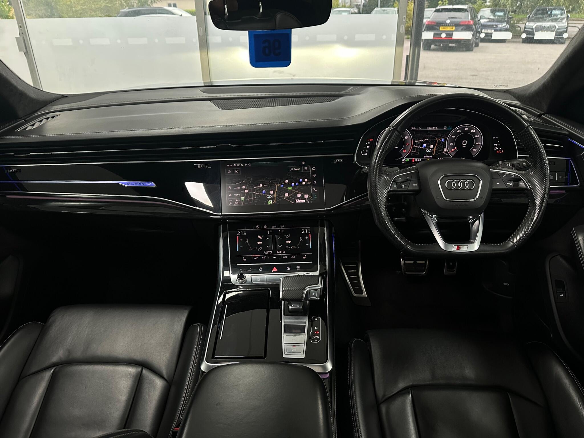 Audi Q8 view 17