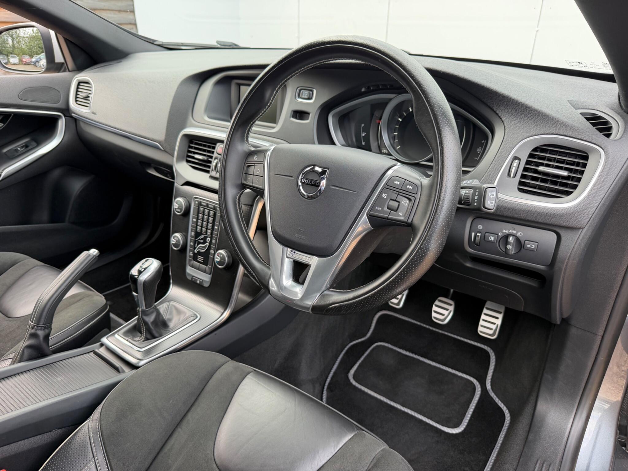 Volvo V40 view 10