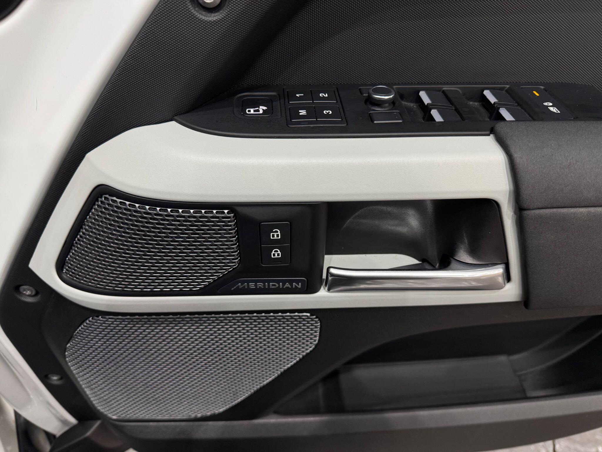 Land Rover Defender view 12