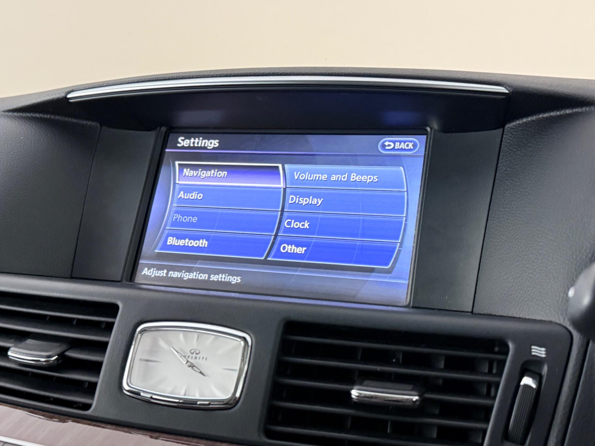 Infiniti Q70 view 27