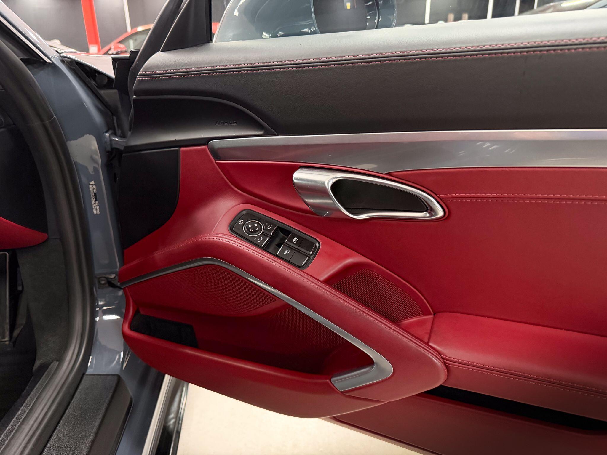 Porsche 911 view 33